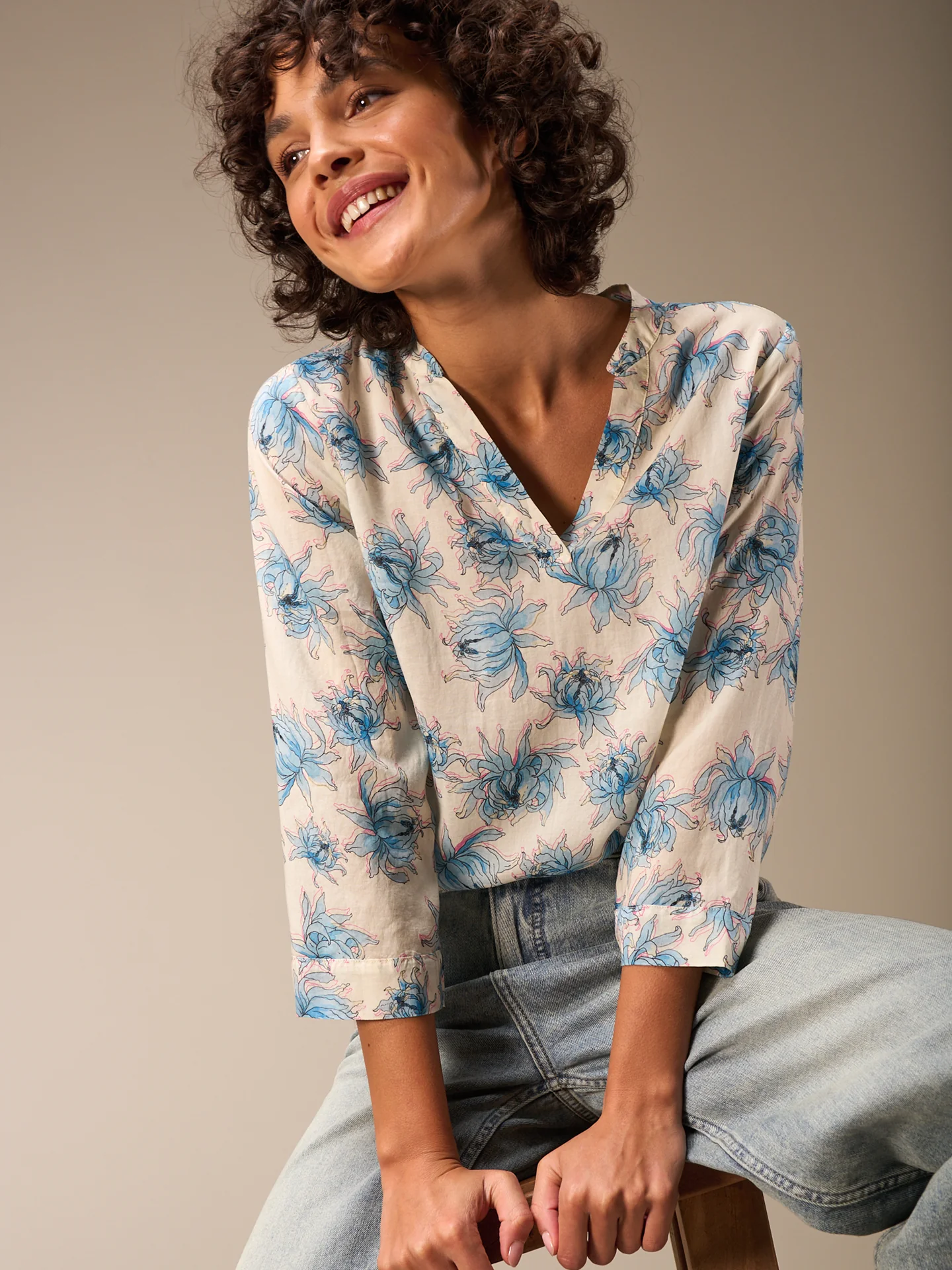 Bluse mit V-Ausschnitt - Image 13