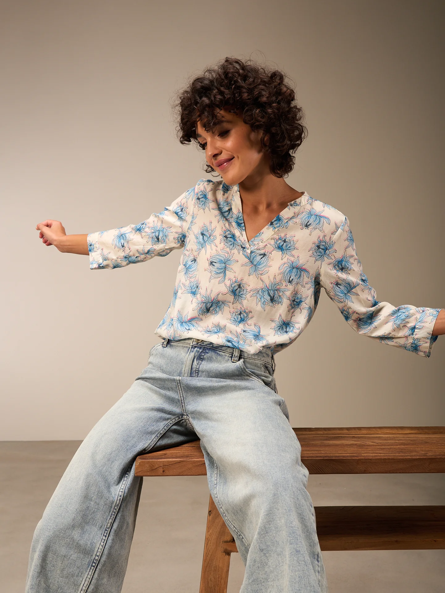 Bluse mit V-Ausschnitt - Image 15