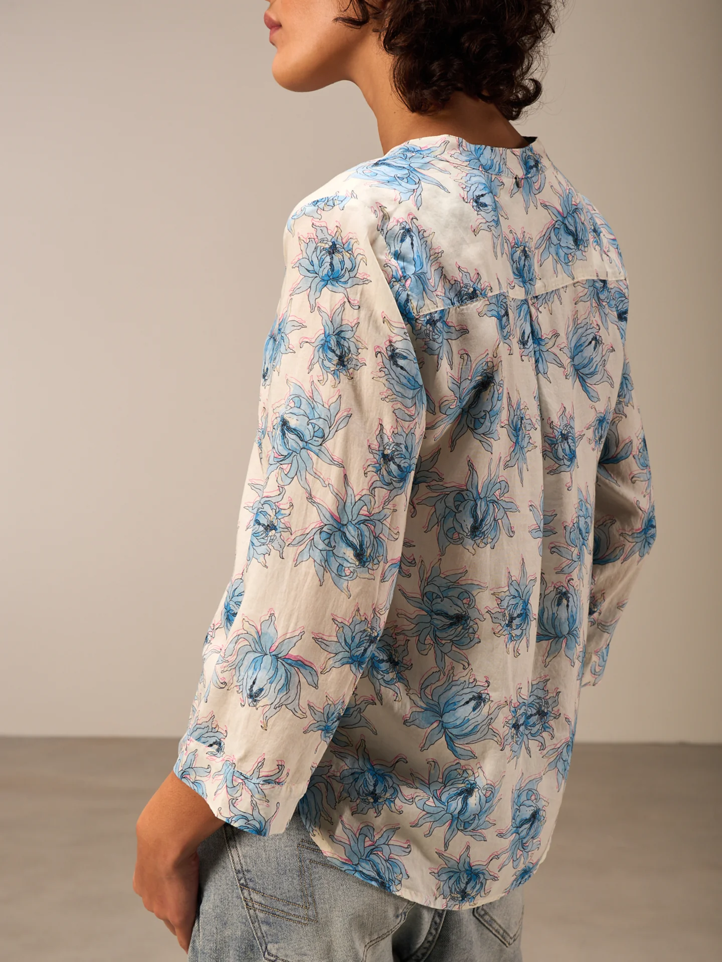 Bluse mit V-Ausschnitt - Image 17