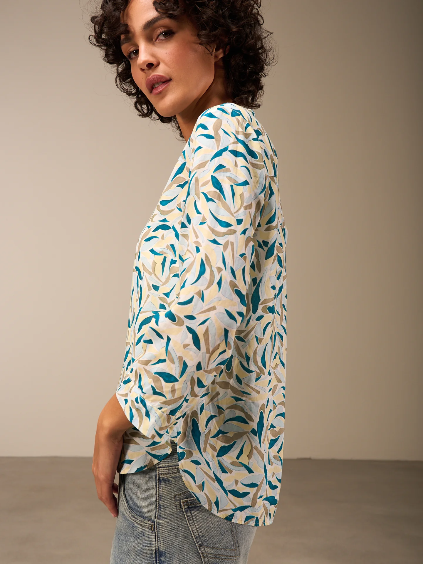 Bluse mit V-Ausschnitt - Image 3