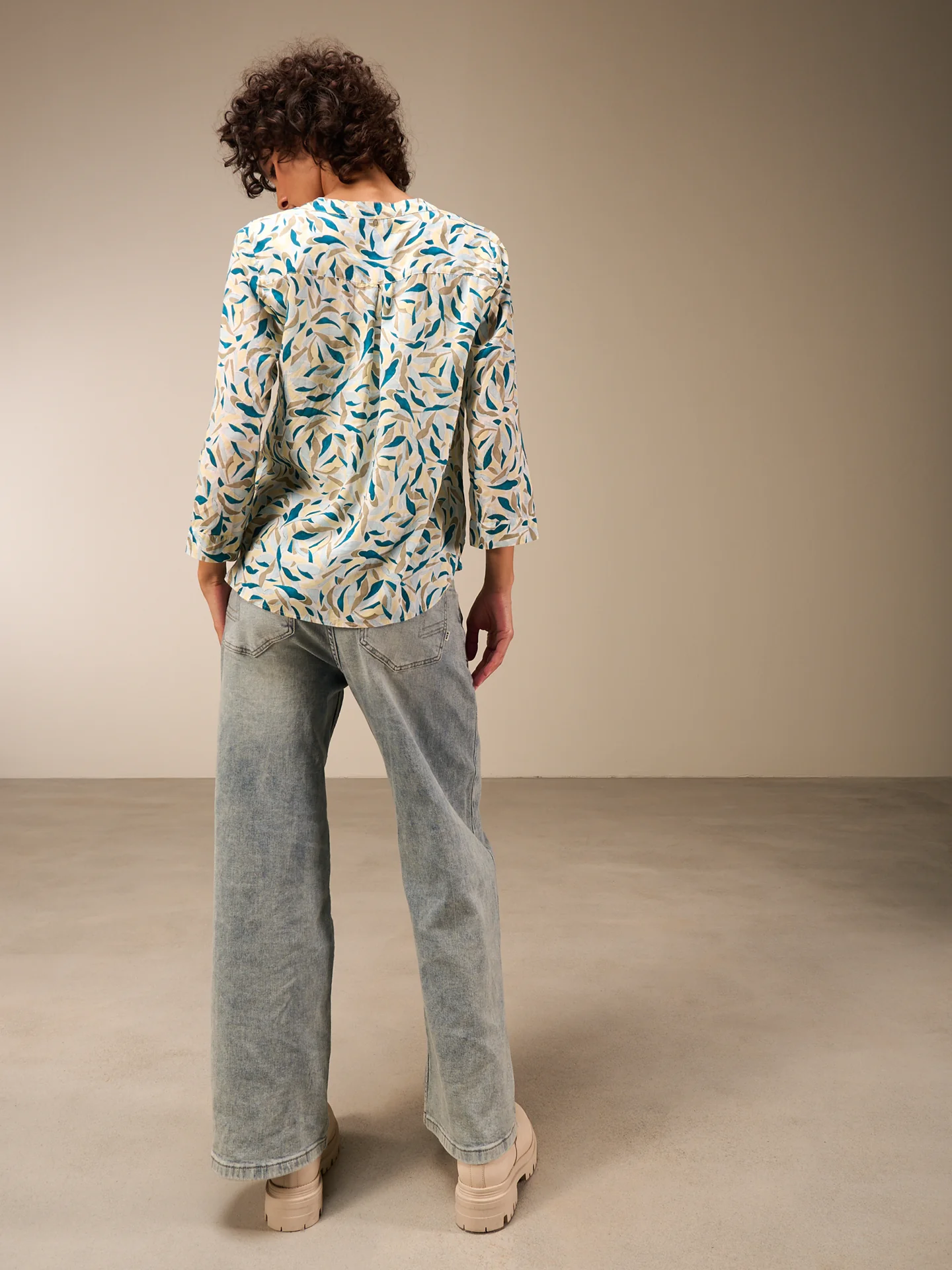 Bluse mit V-Ausschnitt - Image 4