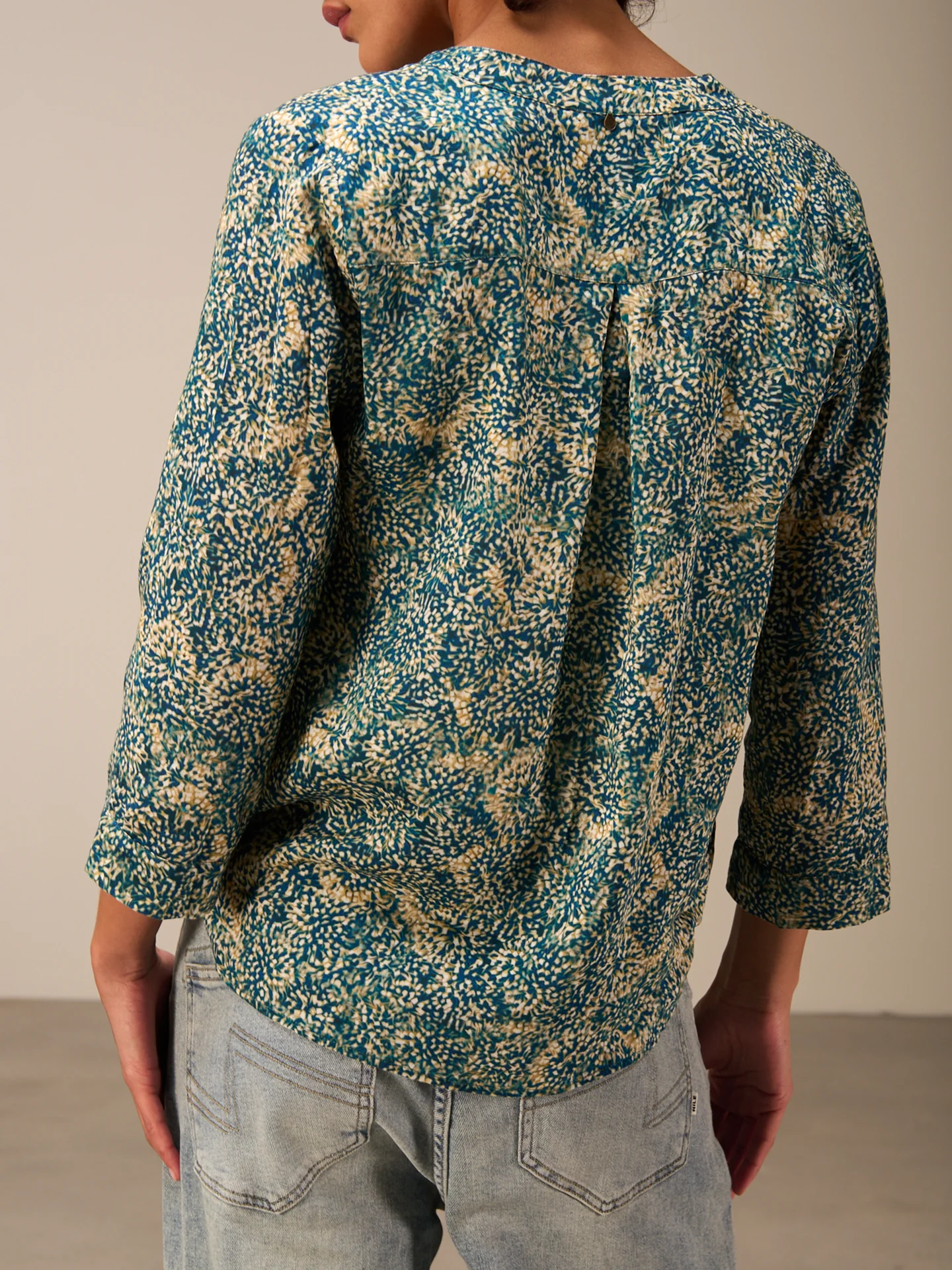 Bluse mit V-Ausschnitt - Image 9