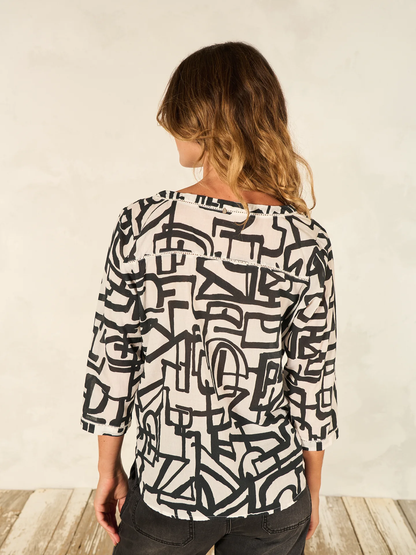 Bluse mit V-Ausschnitt - Image 3