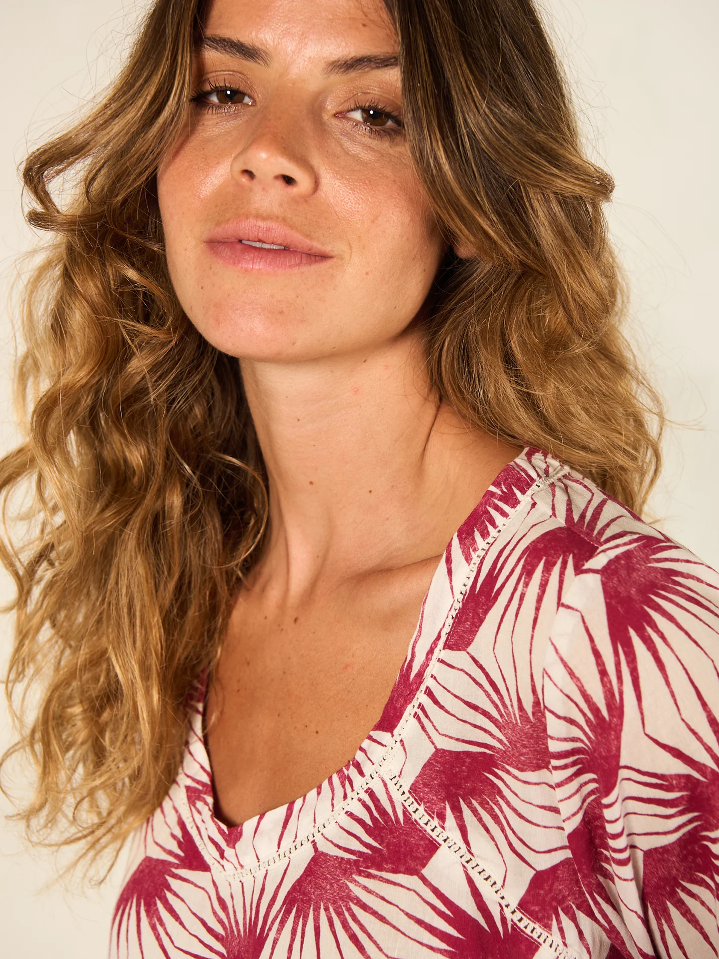Bluse mit V-Ausschnitt - Image 8