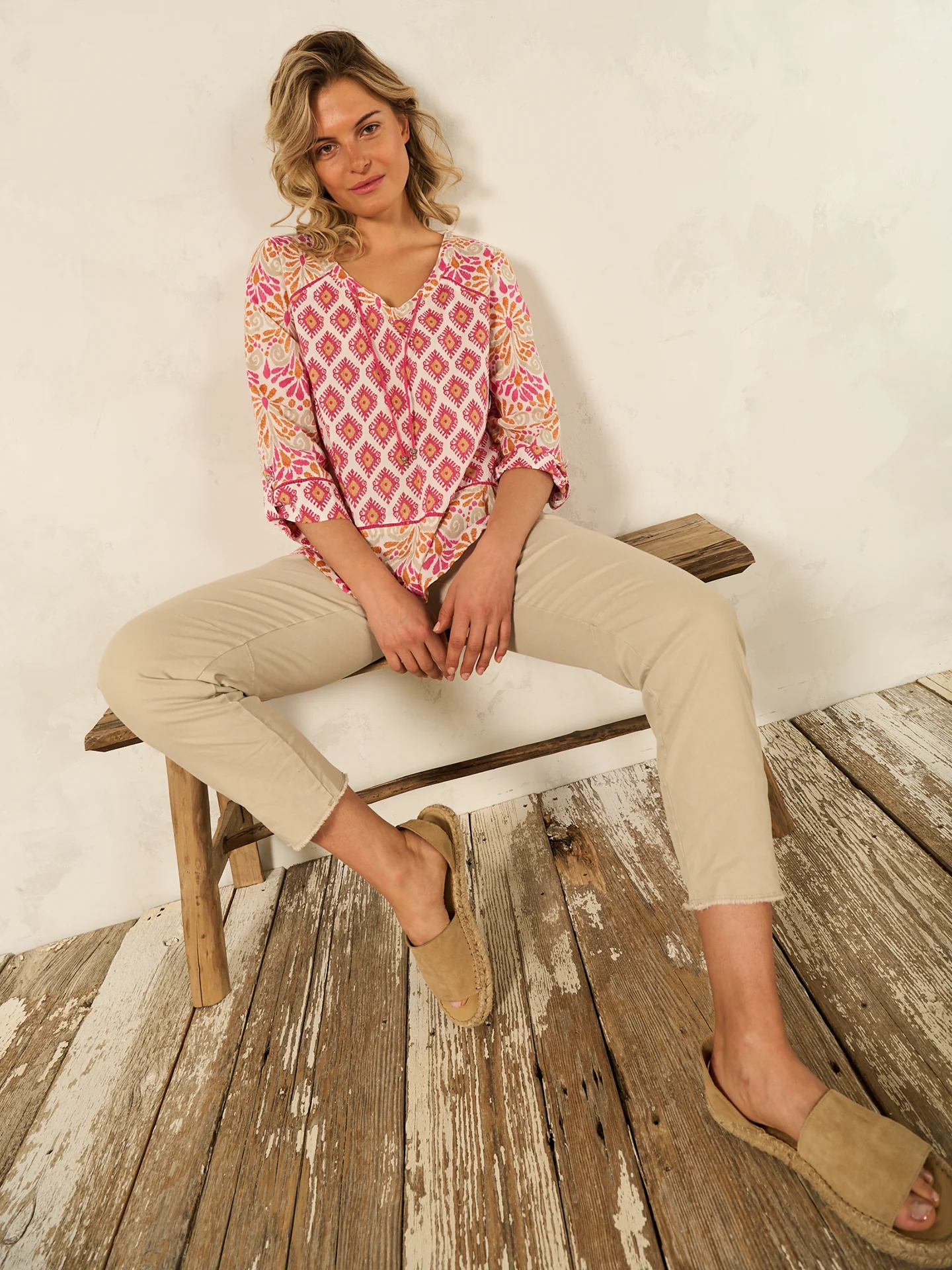 Bluse mit V-Ausschnitt - Image 14
