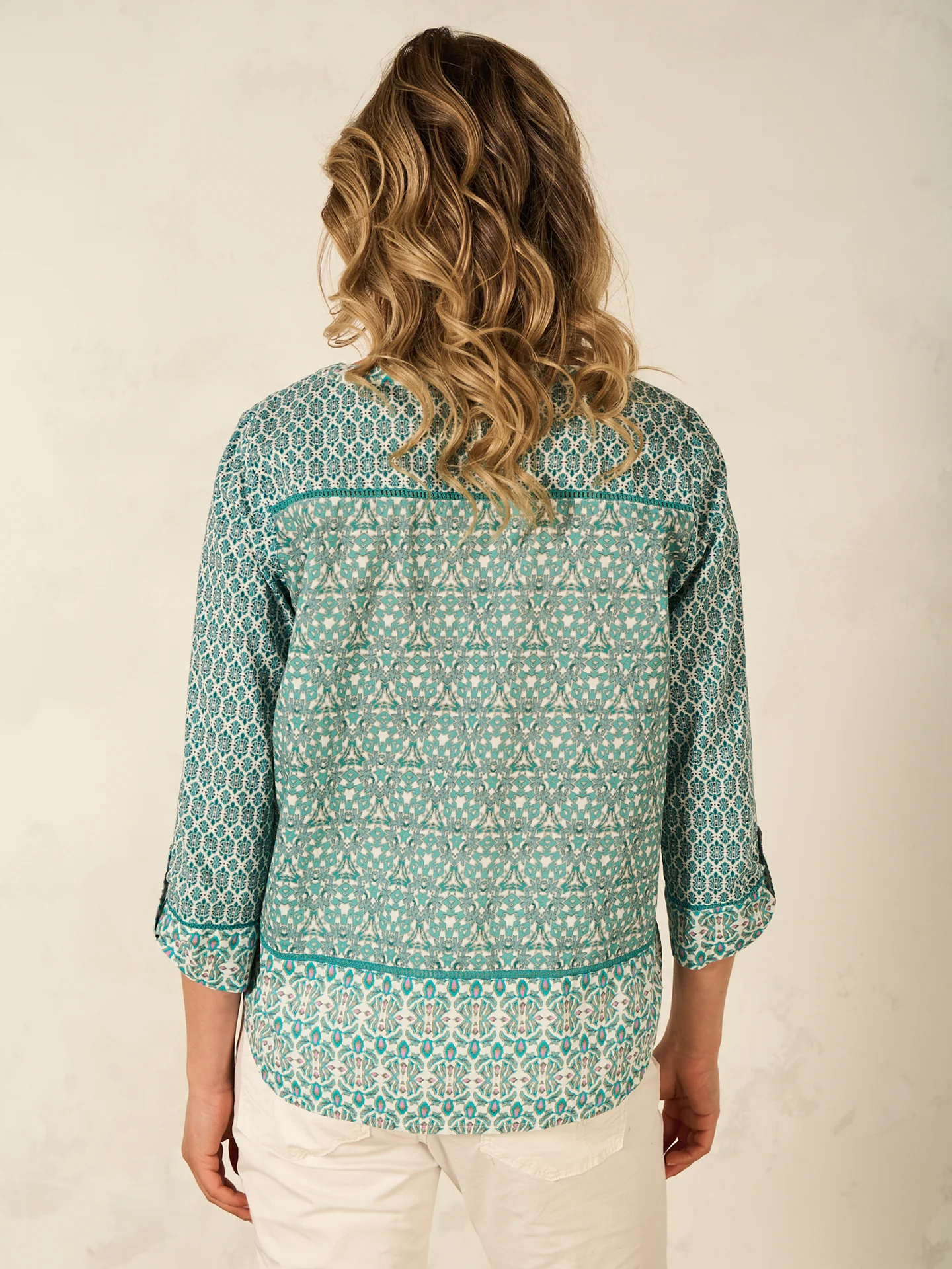 Bluse mit V-Ausschnitt - Image 3