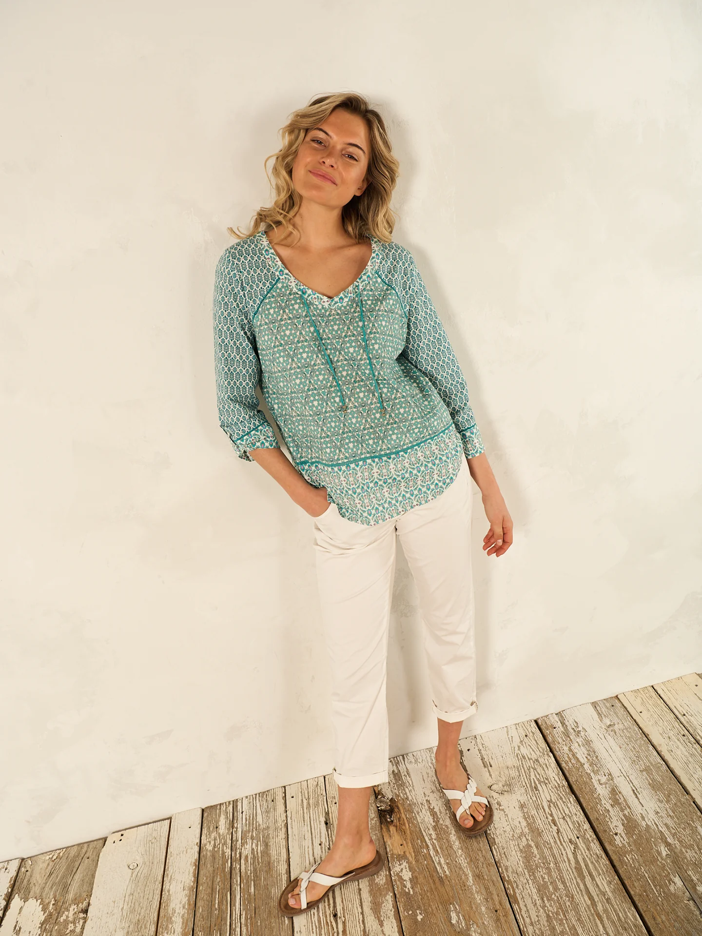 Bluse mit V-Ausschnitt - Image 4