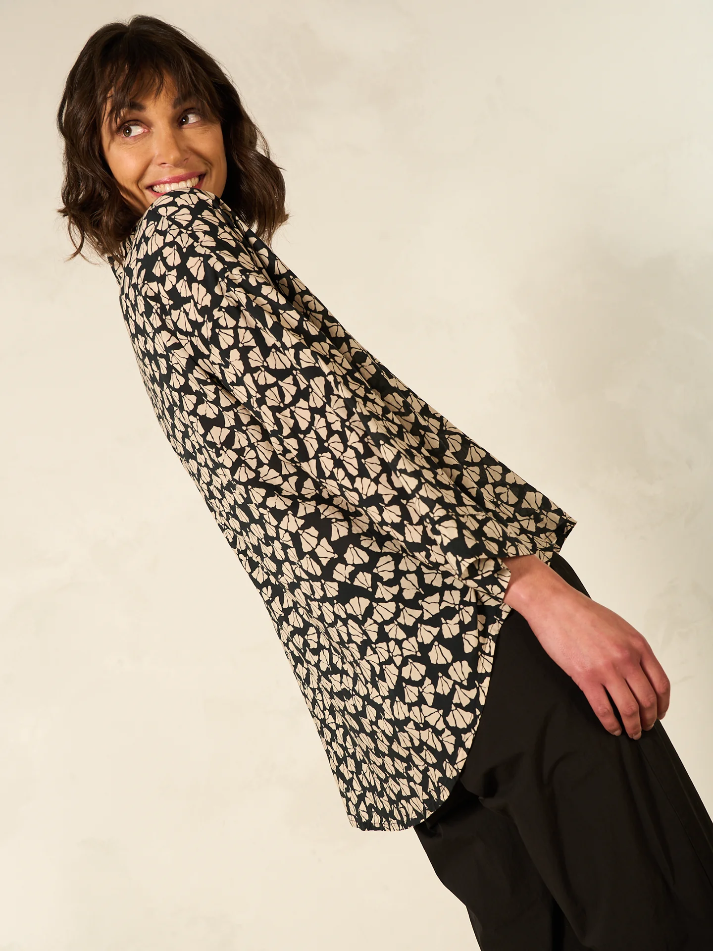 Bluse mit V-Ausschnitt - Image 3
