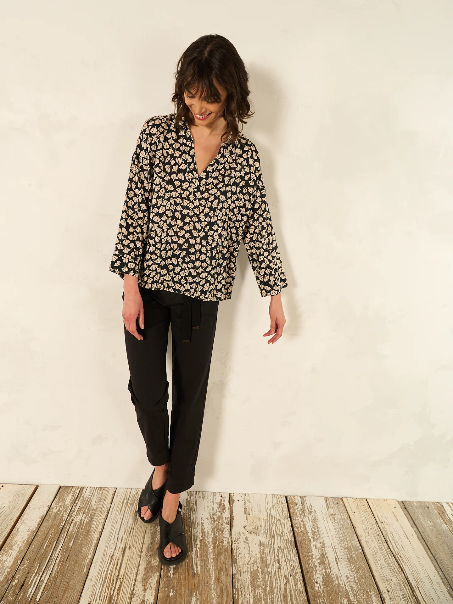 Bluse mit V-Ausschnitt - Image 4