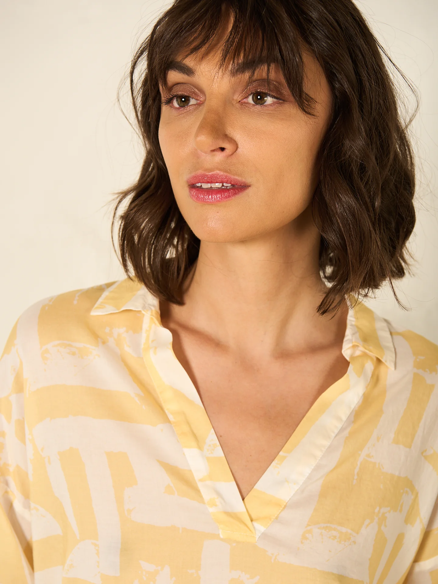 Bluse mit V-Ausschnitt - Image 7