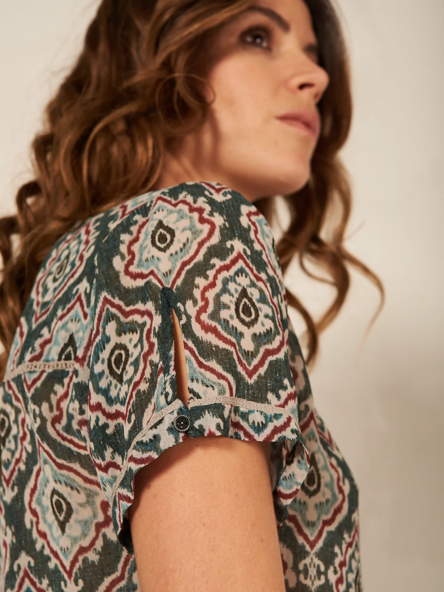 Bluse mit V-Ausschnitt - Image 13