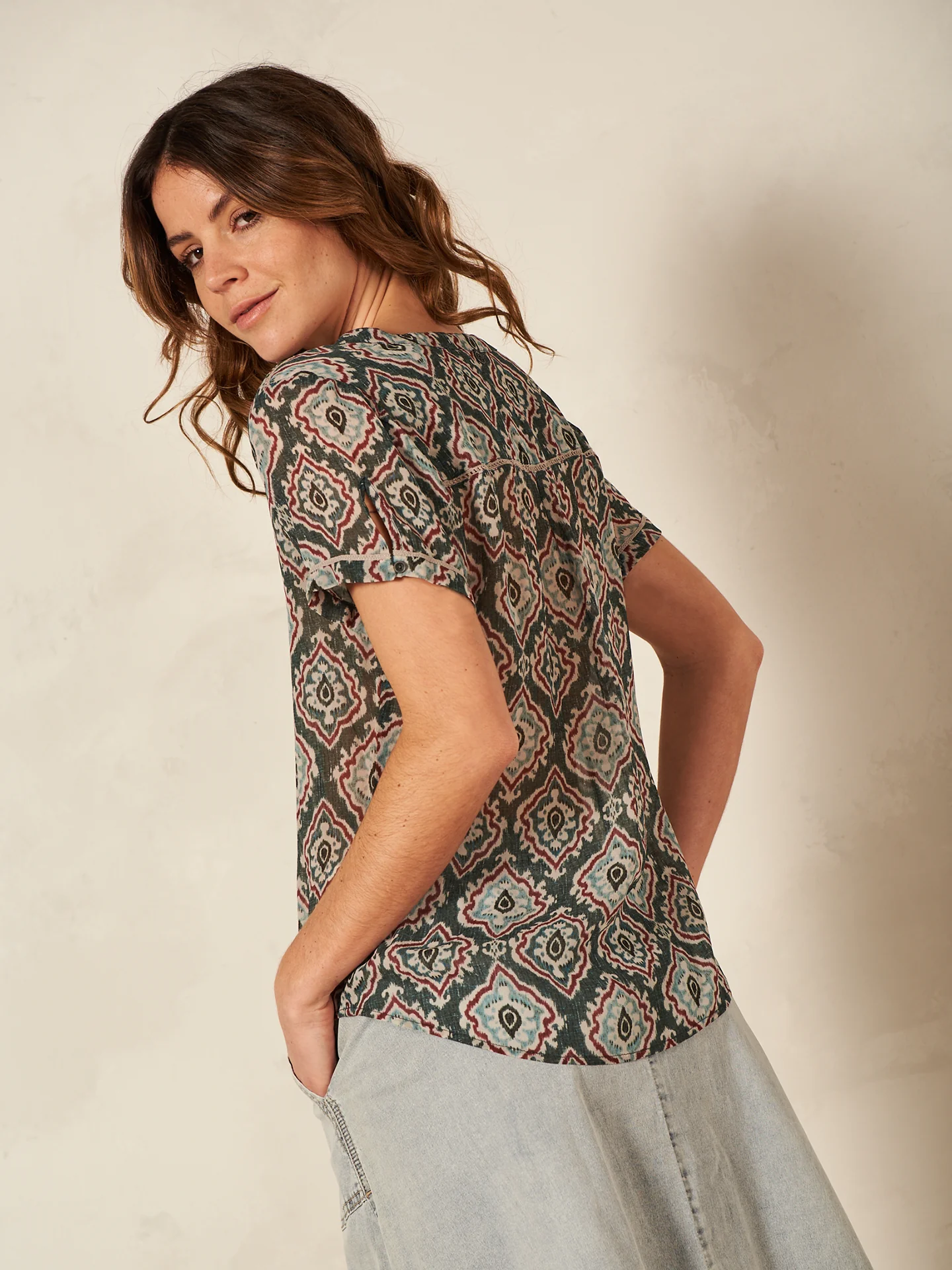 Bluse mit V-Ausschnitt - Image 14