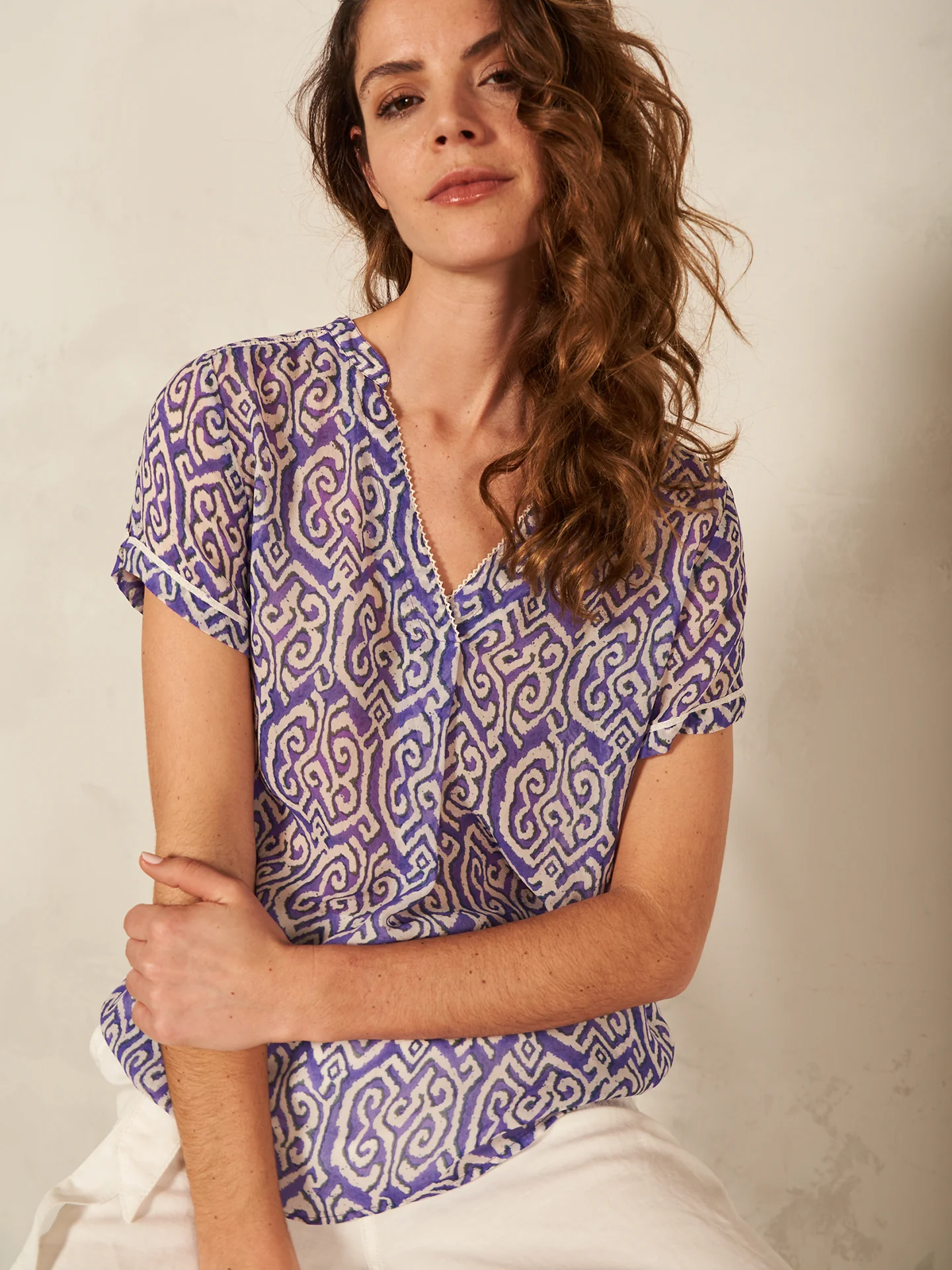Bluse mit V-Ausschnitt - Image 18