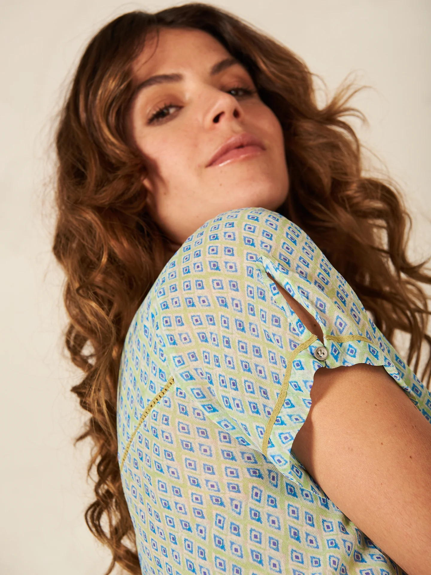Bluse mit V-Ausschnitt - Image 3
