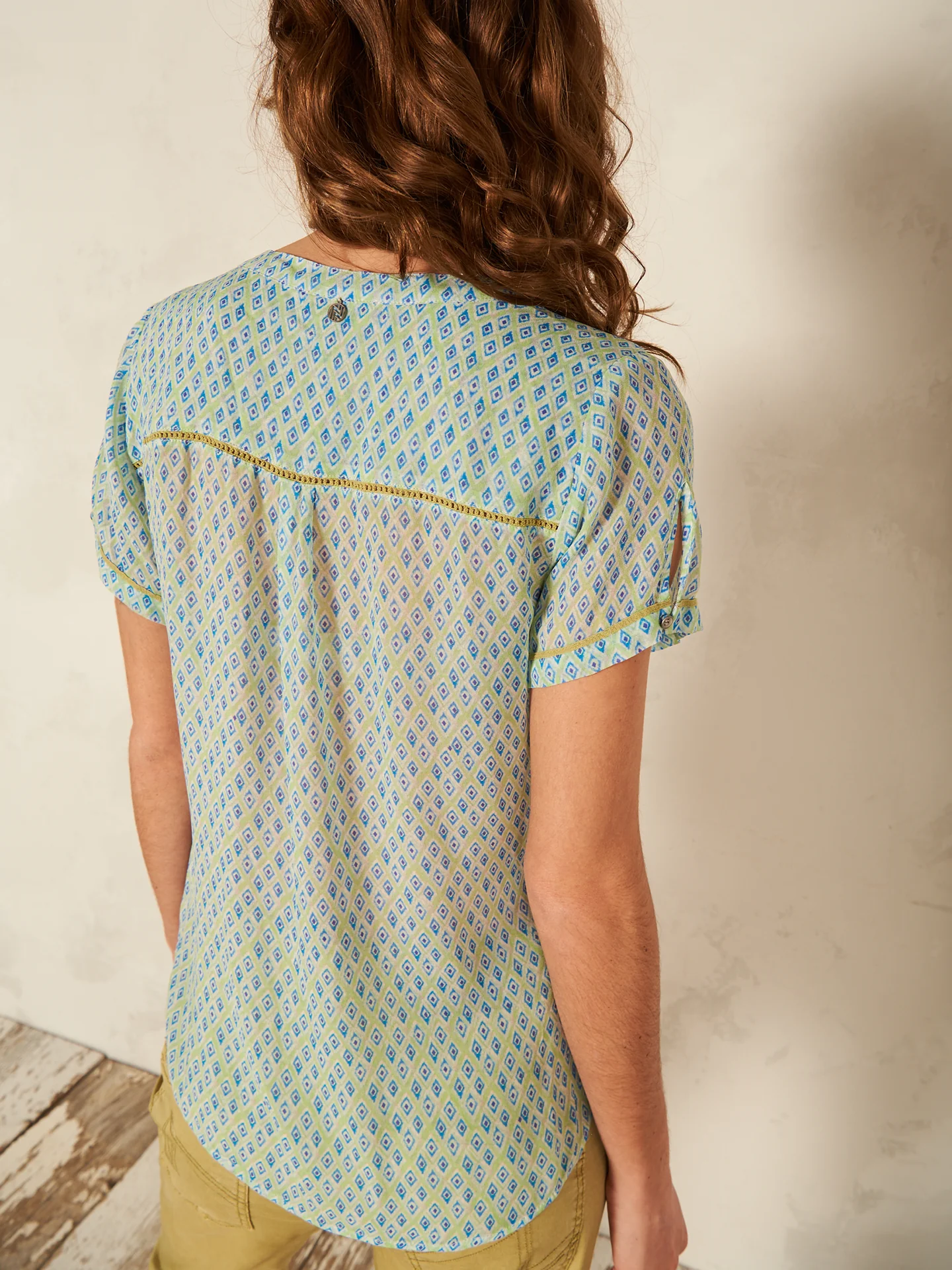 Bluse mit V-Ausschnitt - Image 4
