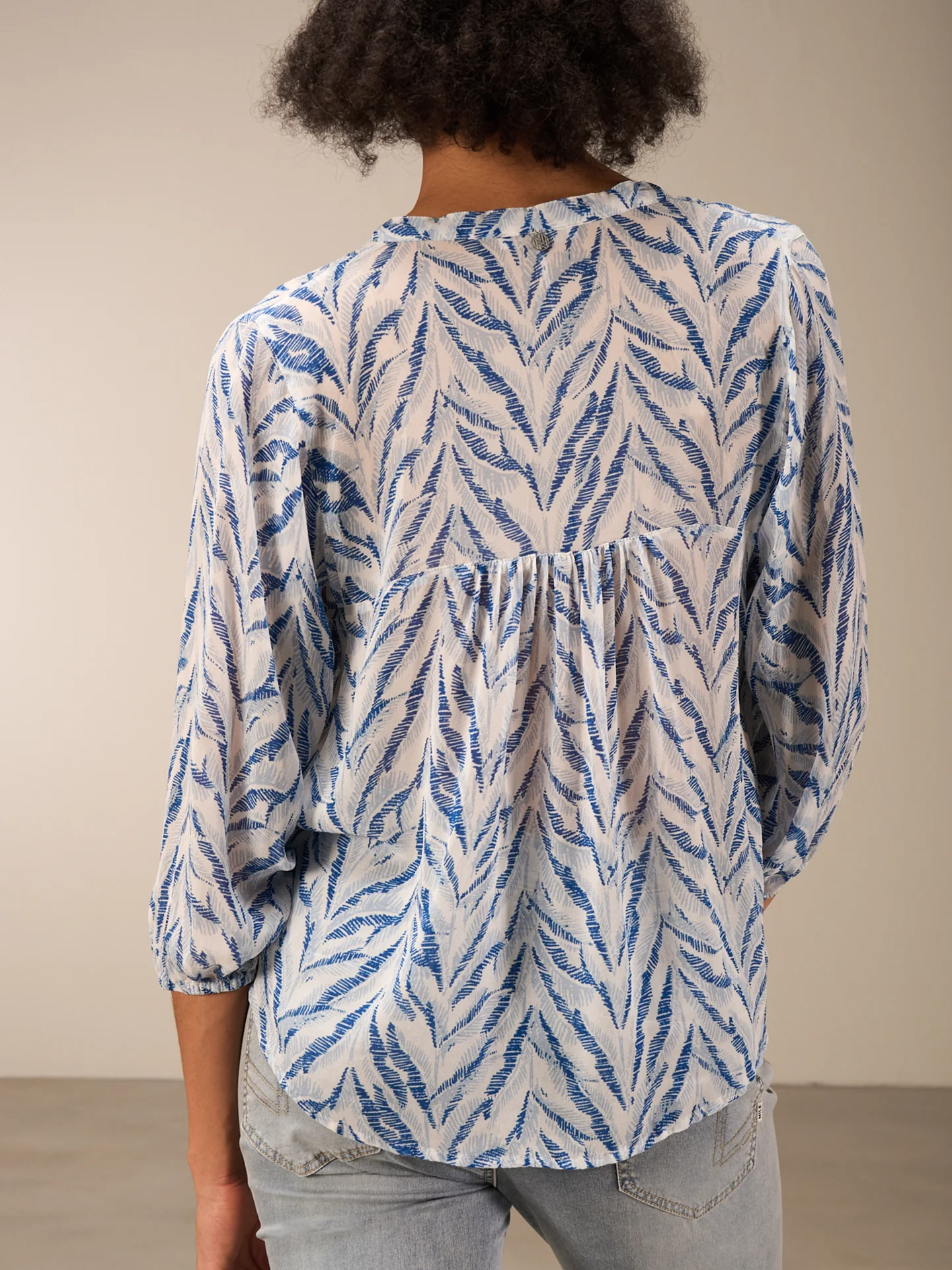 Bluse mit Volant - Image 10