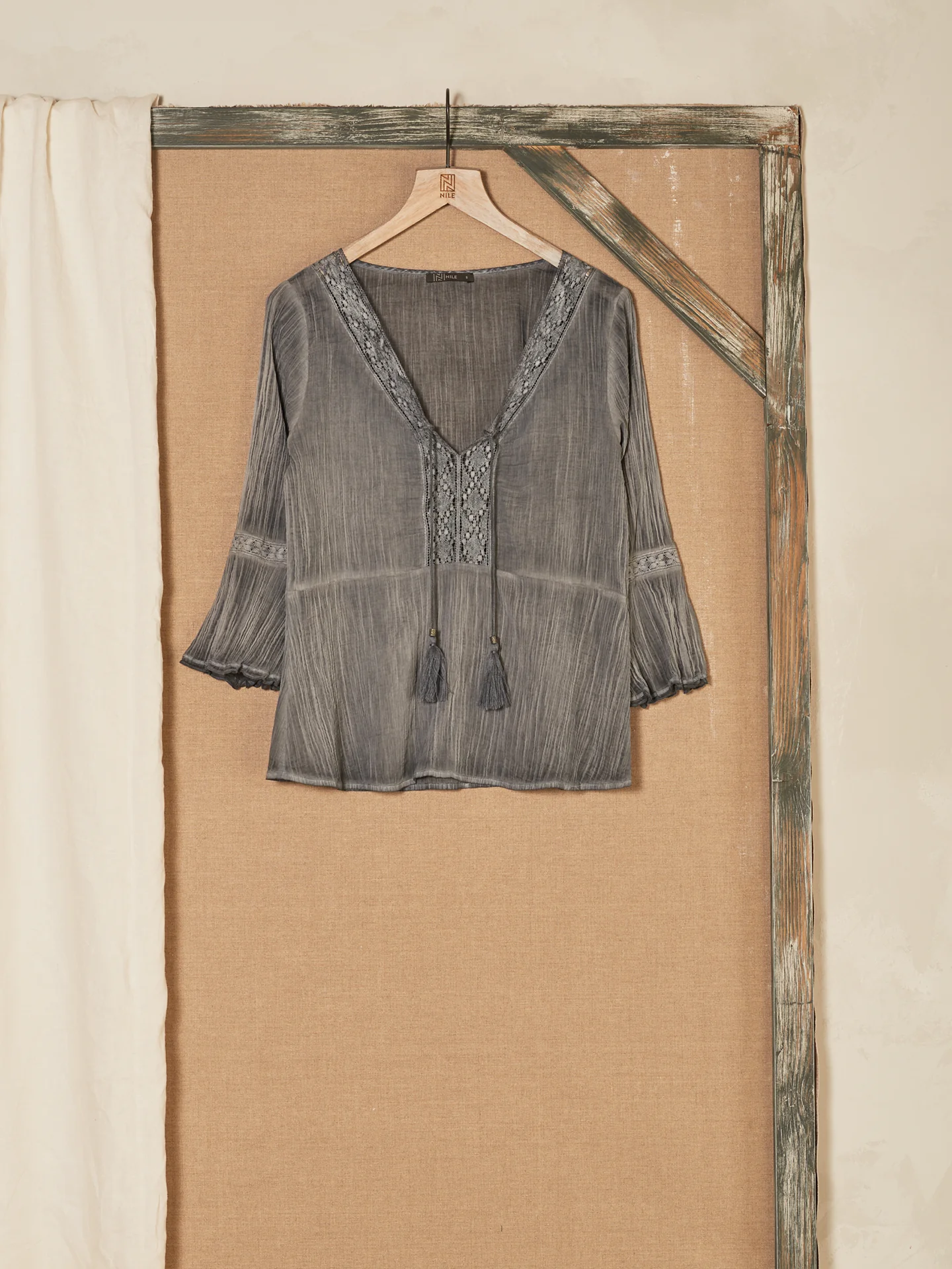 Bluse mit Volant - Image 10