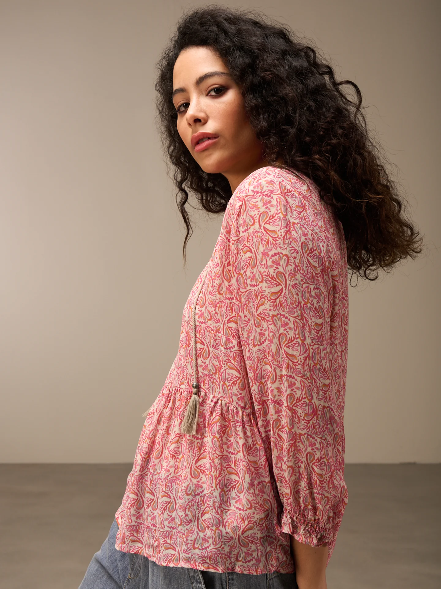 Bluse mit Volant - Image 10