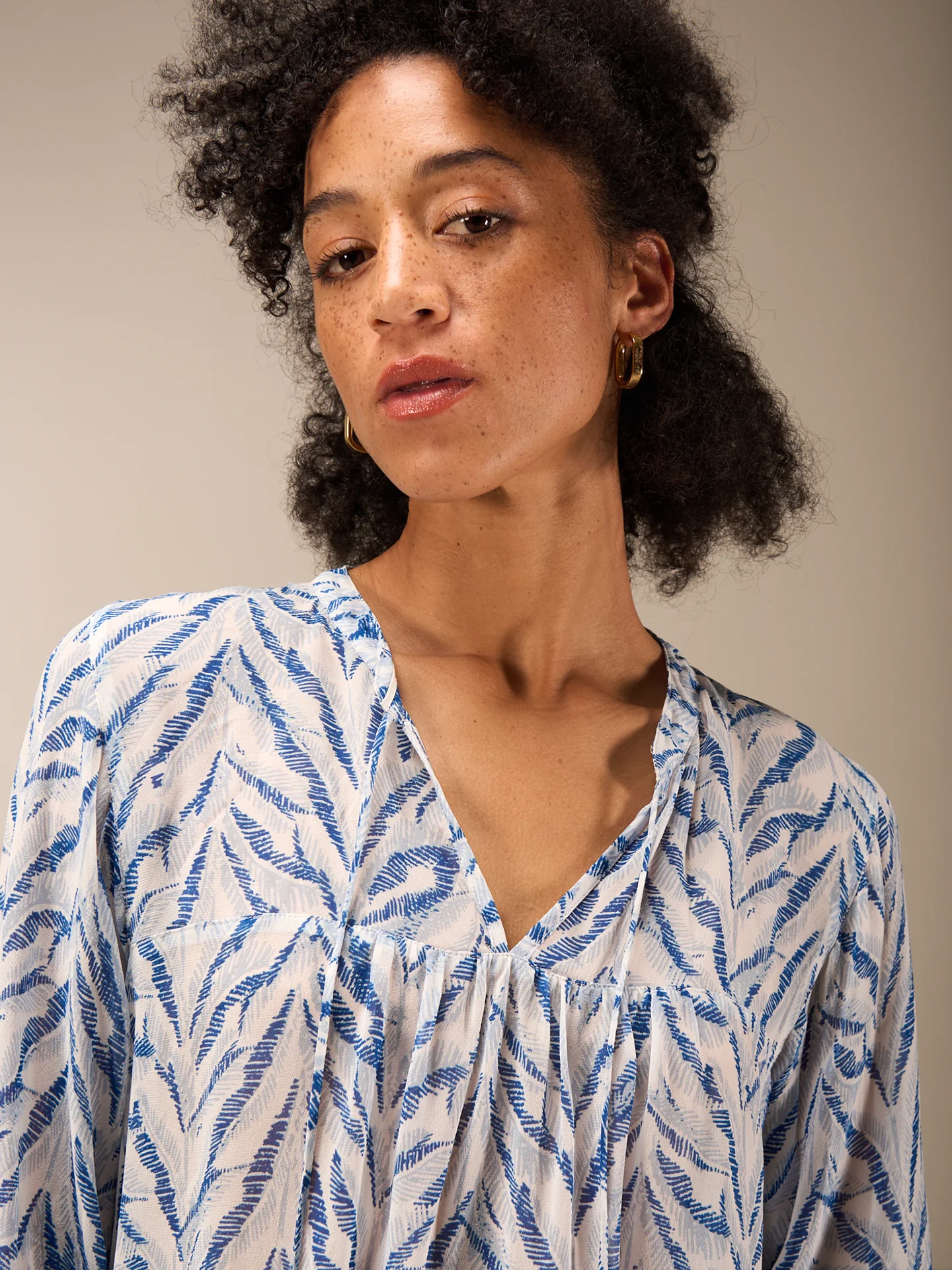 Bluse mit Volant - Image 8