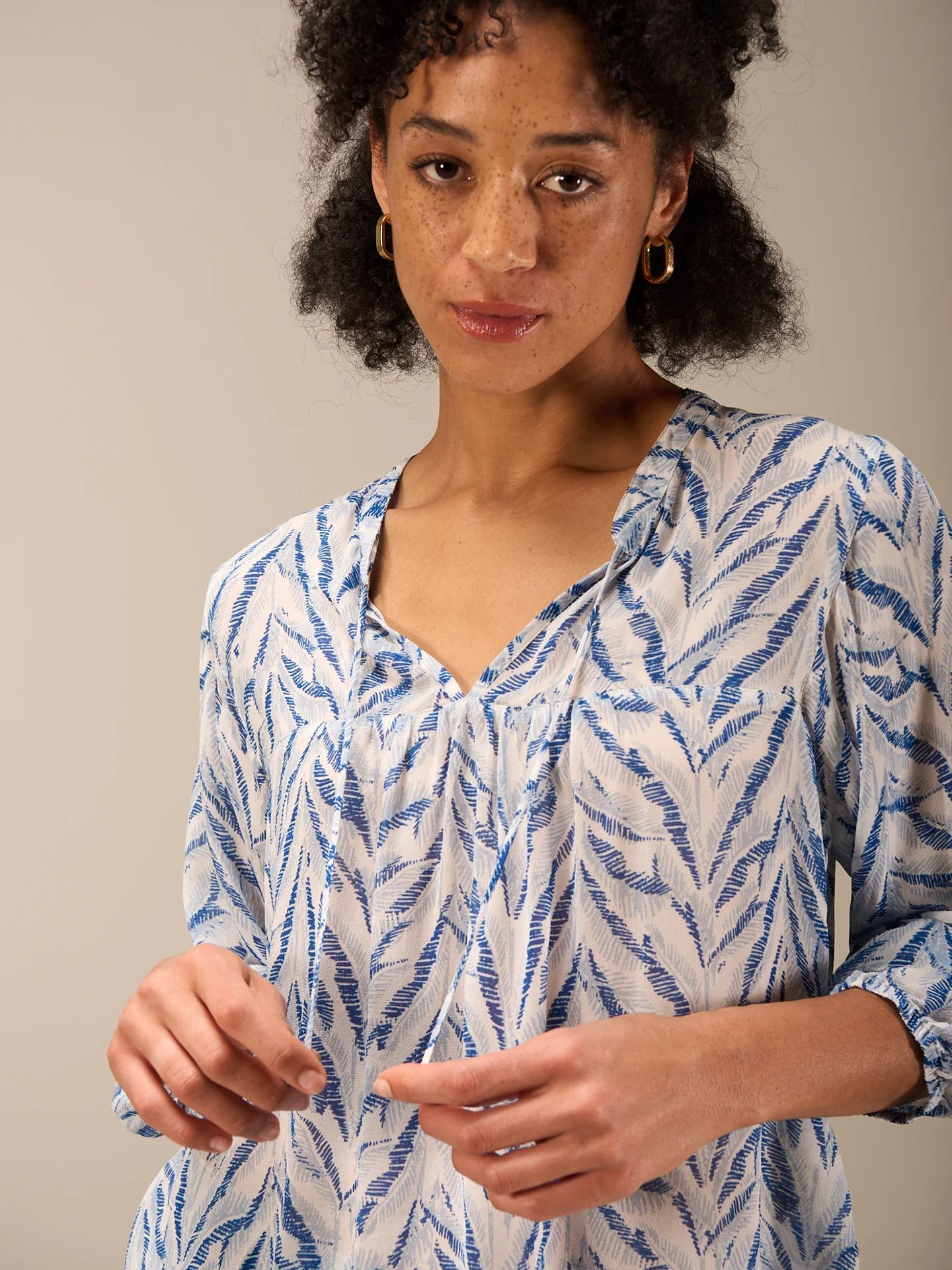 Bluse mit Volant - Image 9