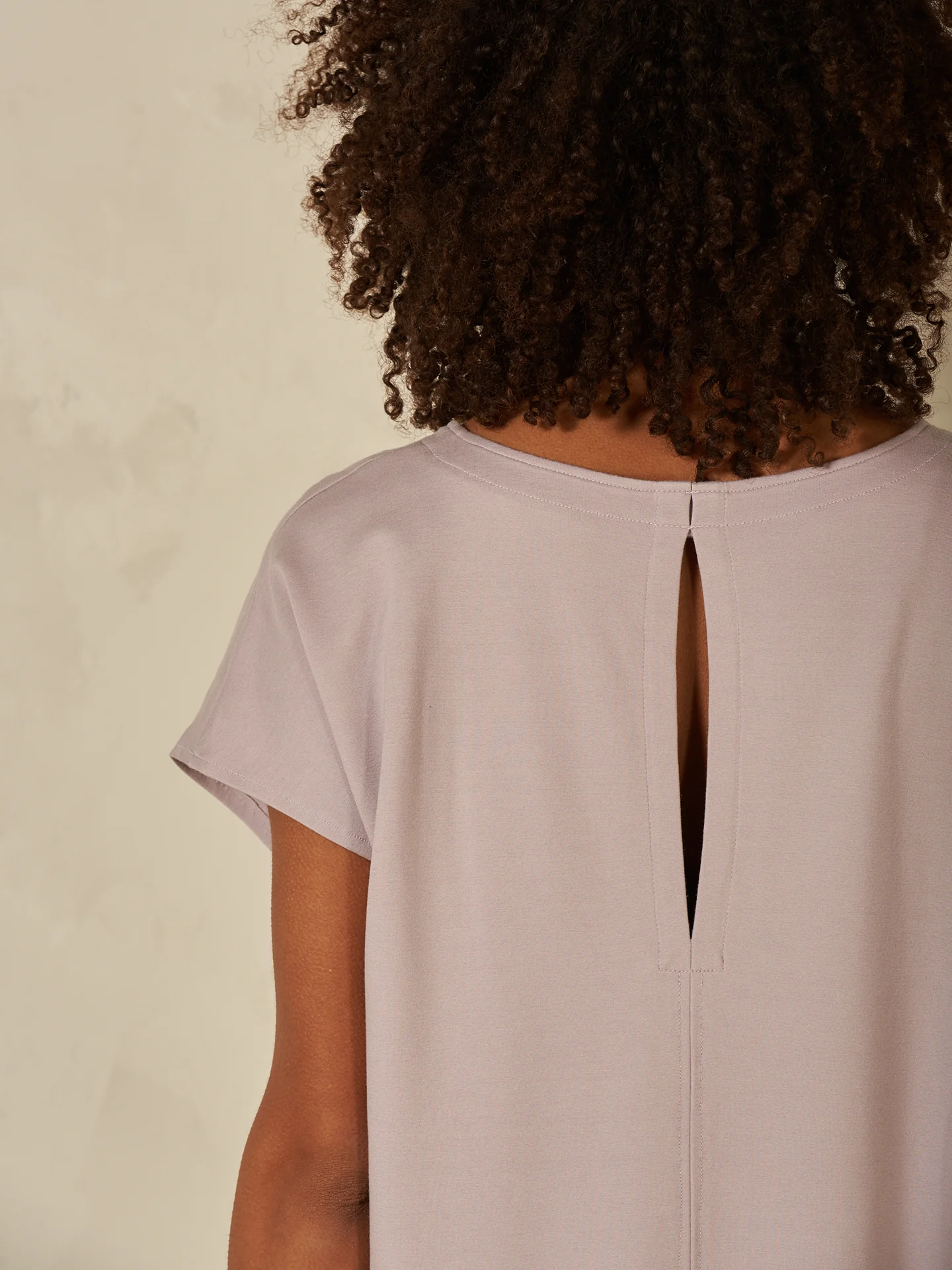 Kleid mit V-Ausschnitt - Image 3
