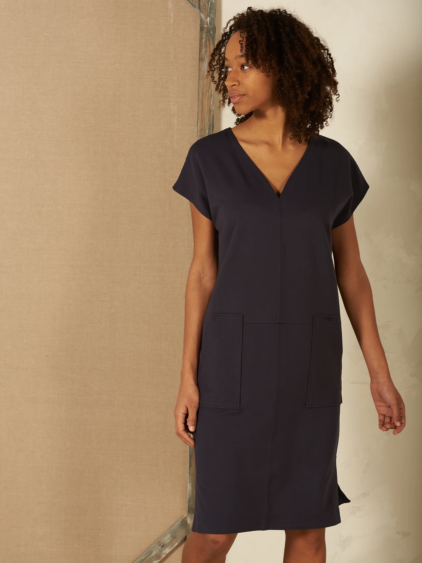Kleid mit V-Ausschnitt - Image 6