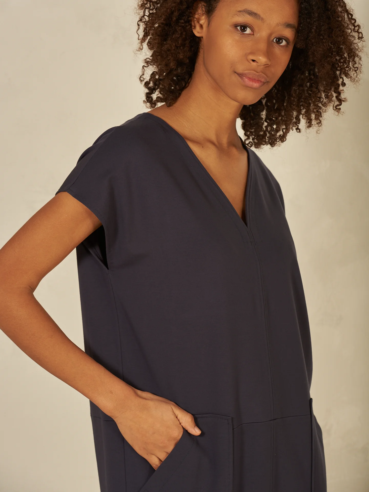 Kleid mit V-Ausschnitt - Image 7