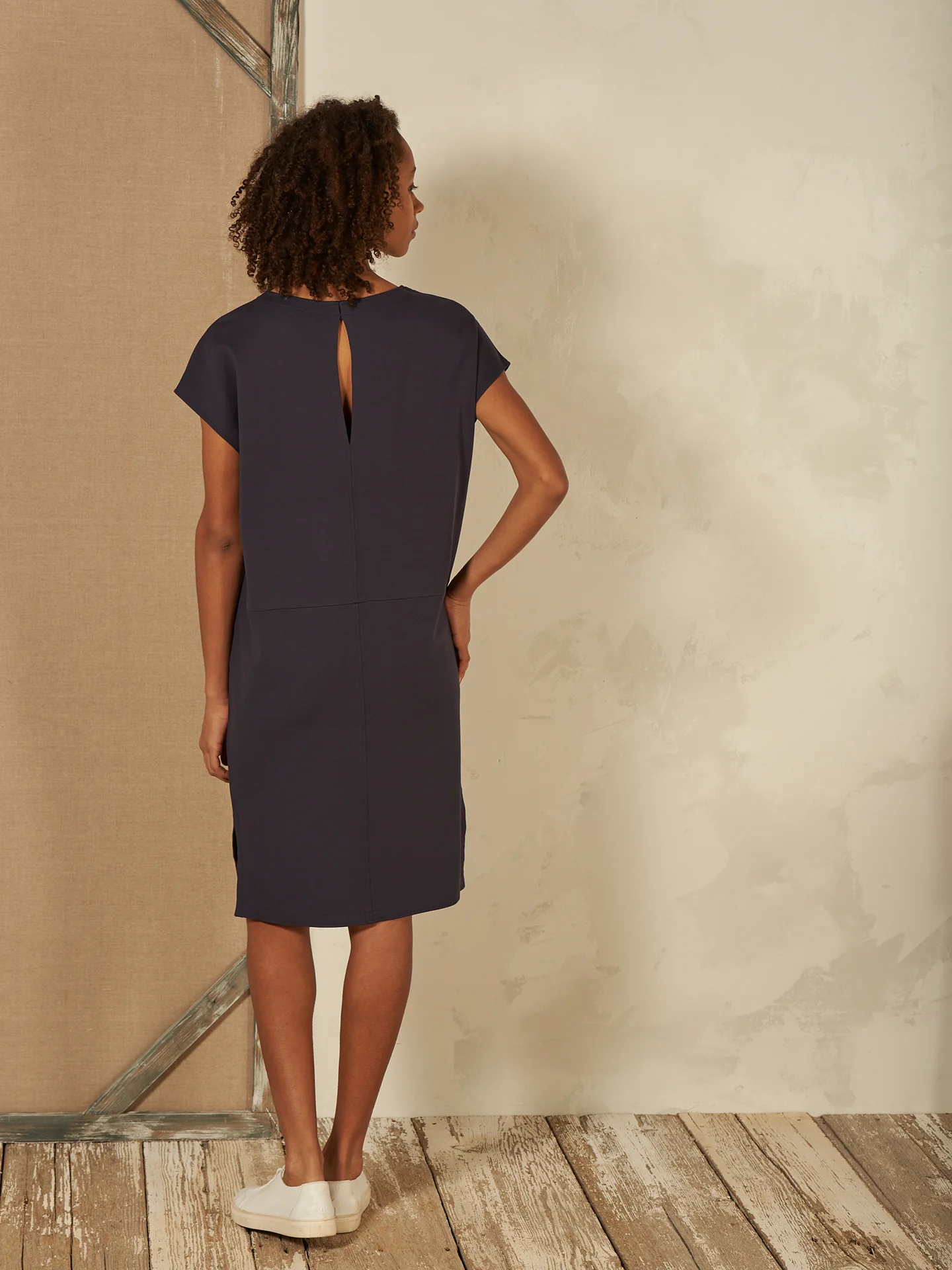 Kleid mit V-Ausschnitt - Image 8