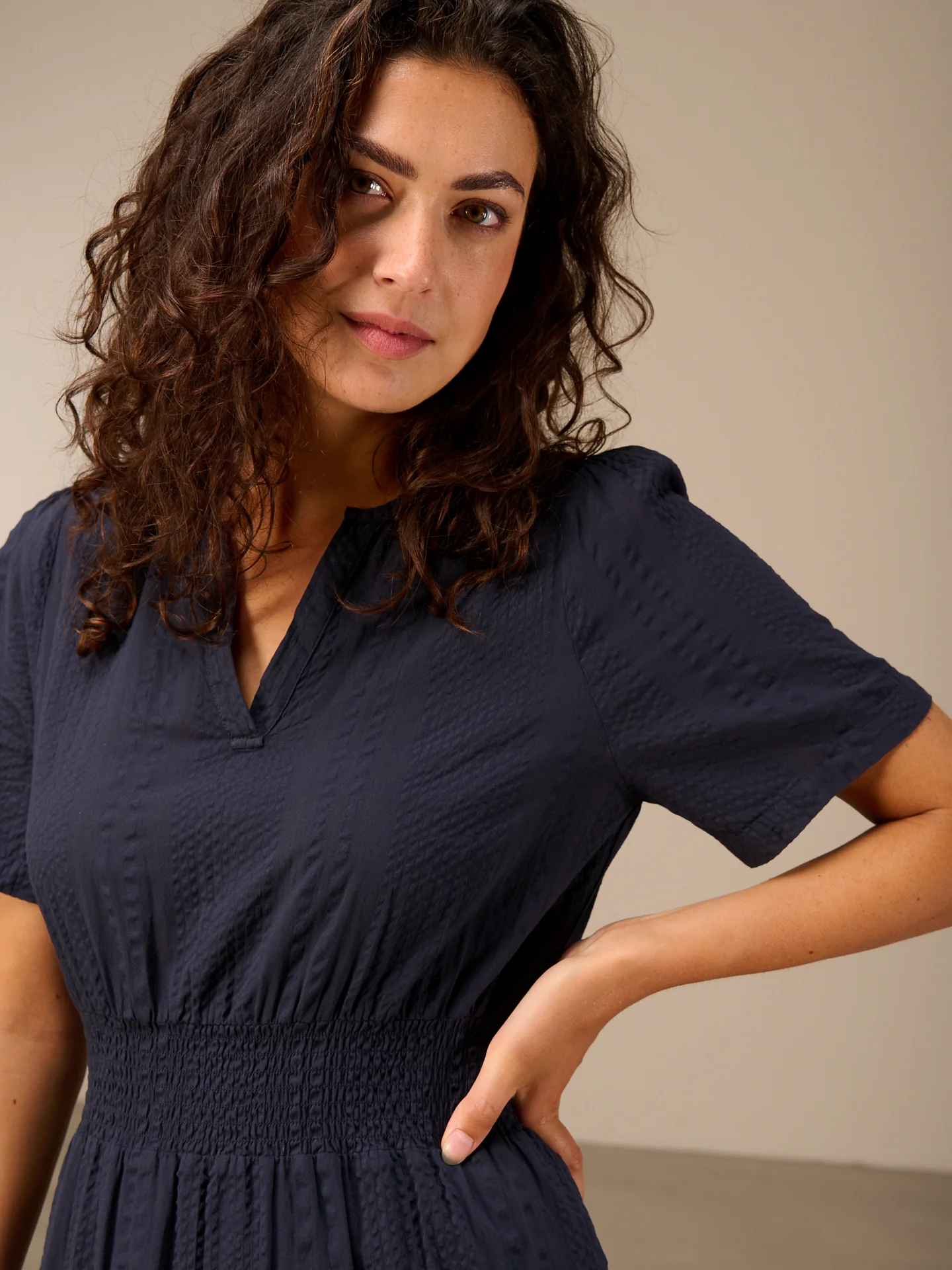 Kleid mit V-Ausschnitt - Image 3