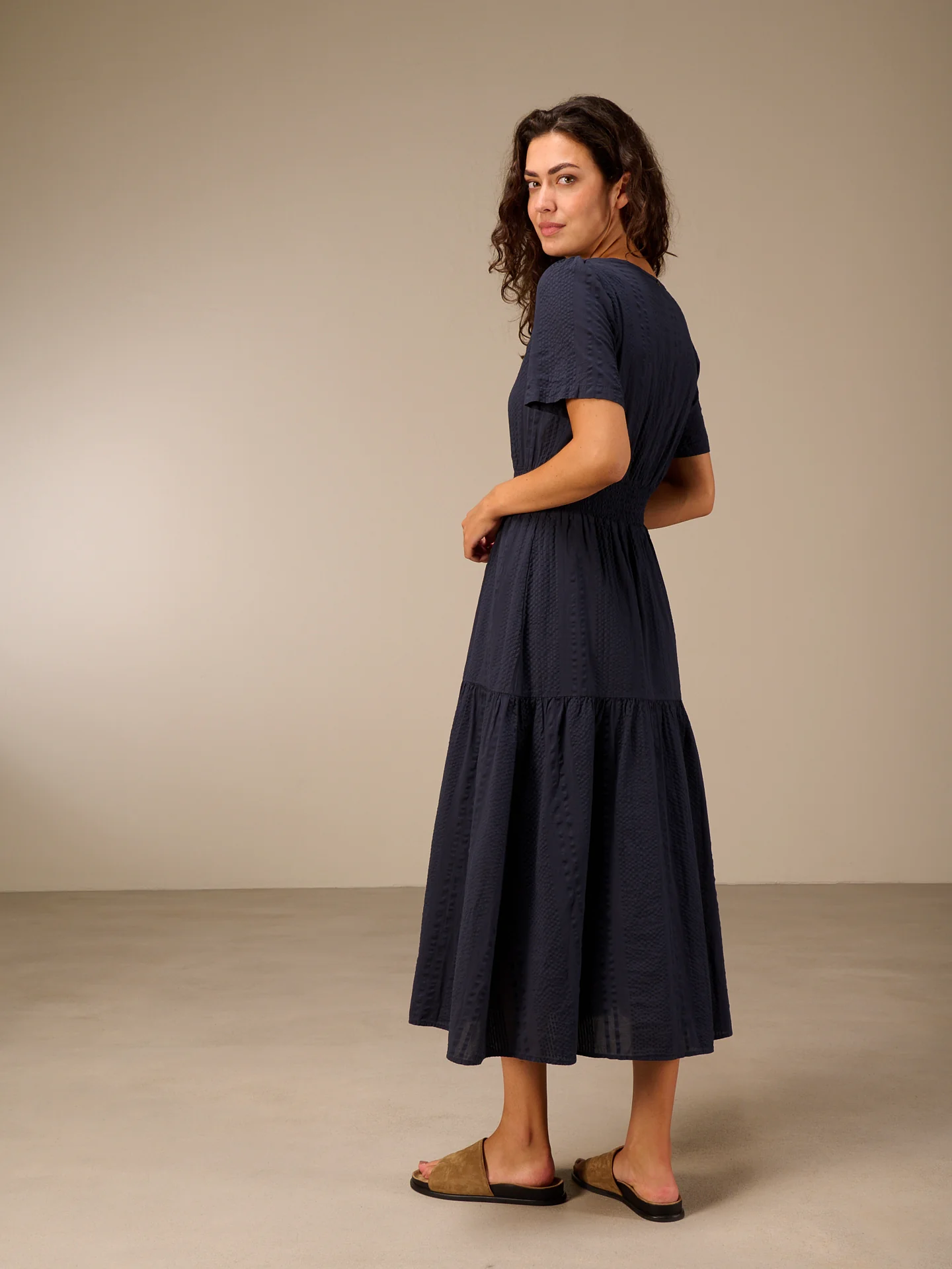 Kleid mit V-Ausschnitt - Image 4
