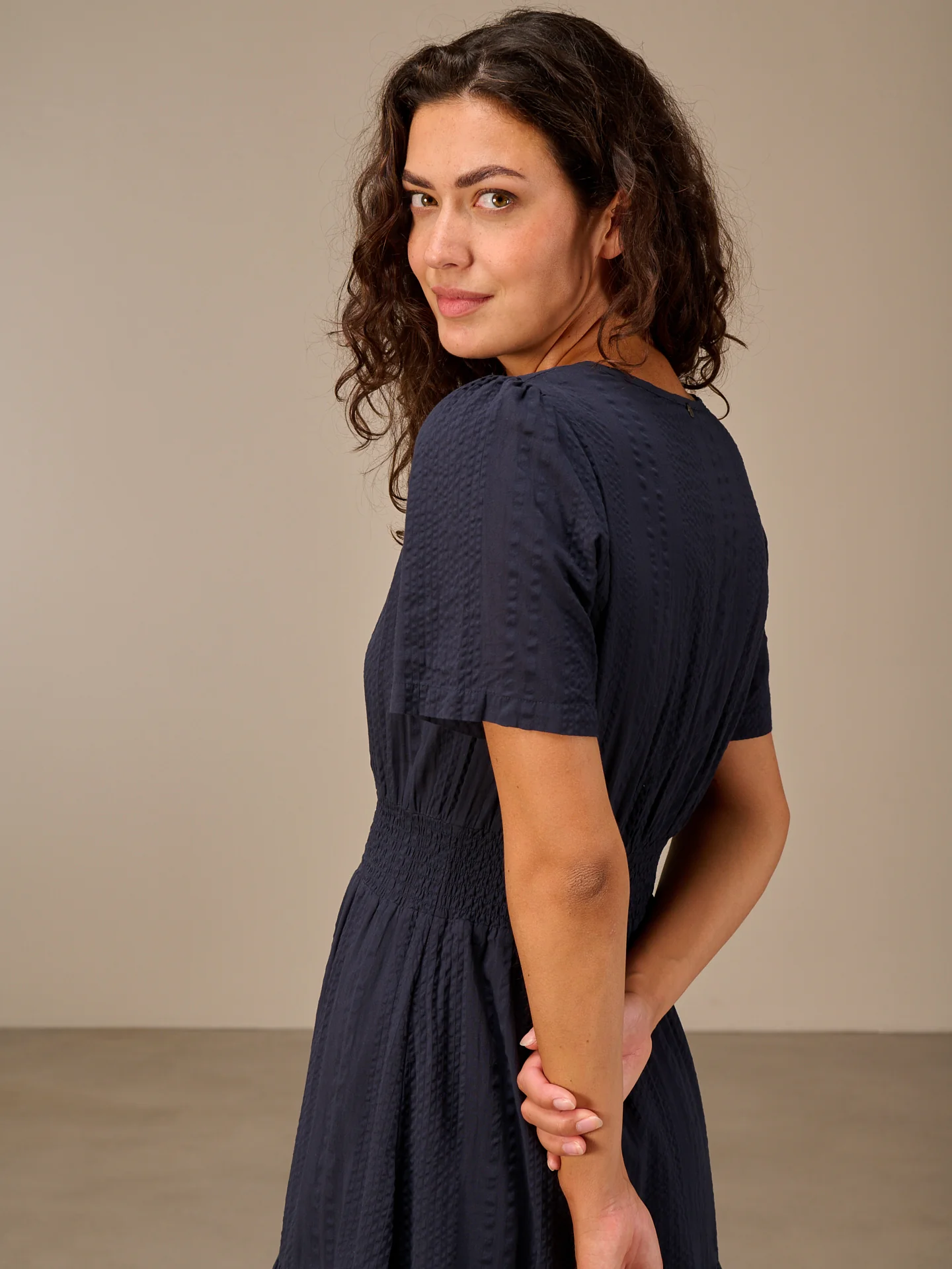 Kleid mit V-Ausschnitt - Image 5
