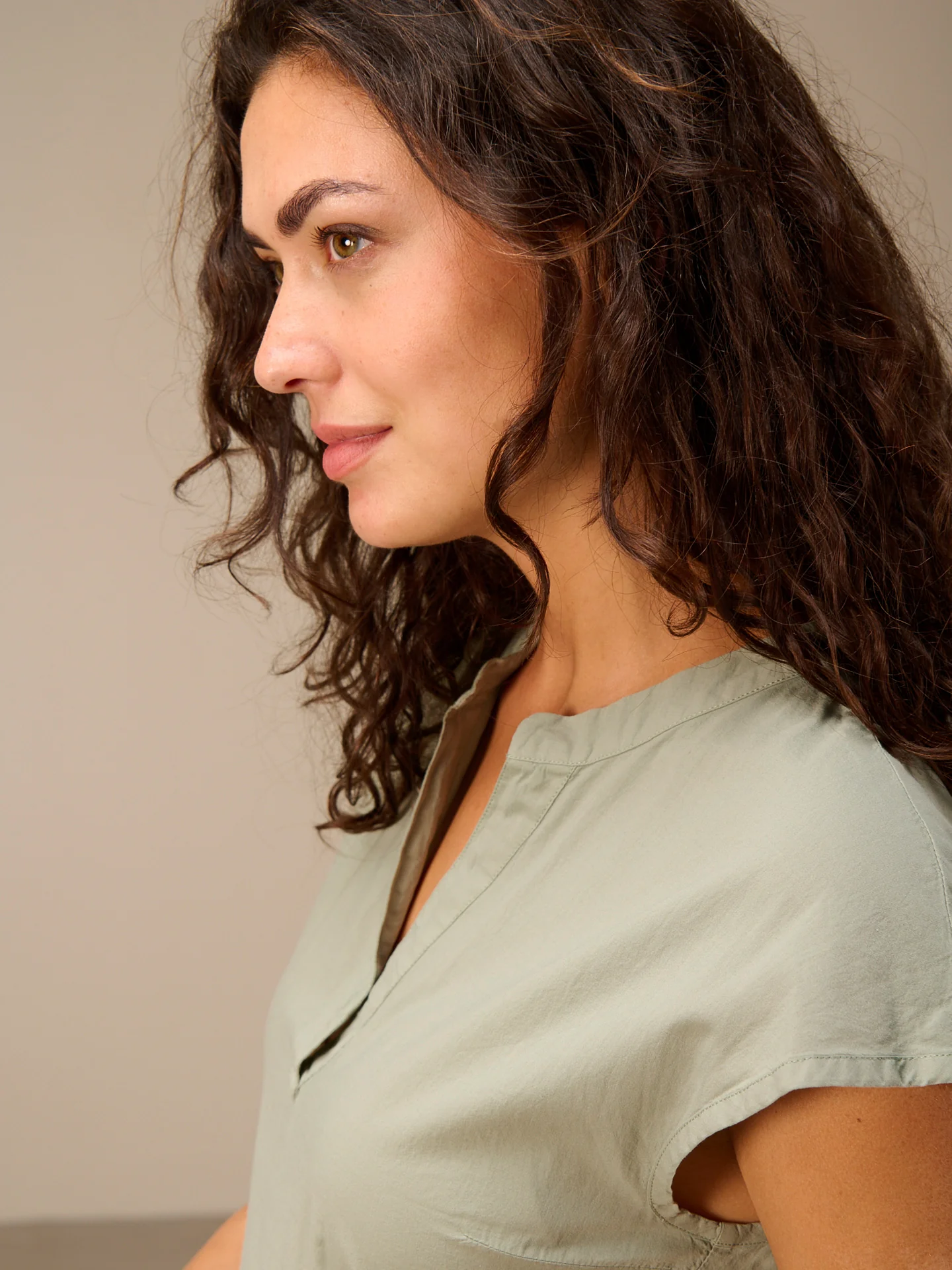 Kleid mit V-Ausschnitt - Image 10