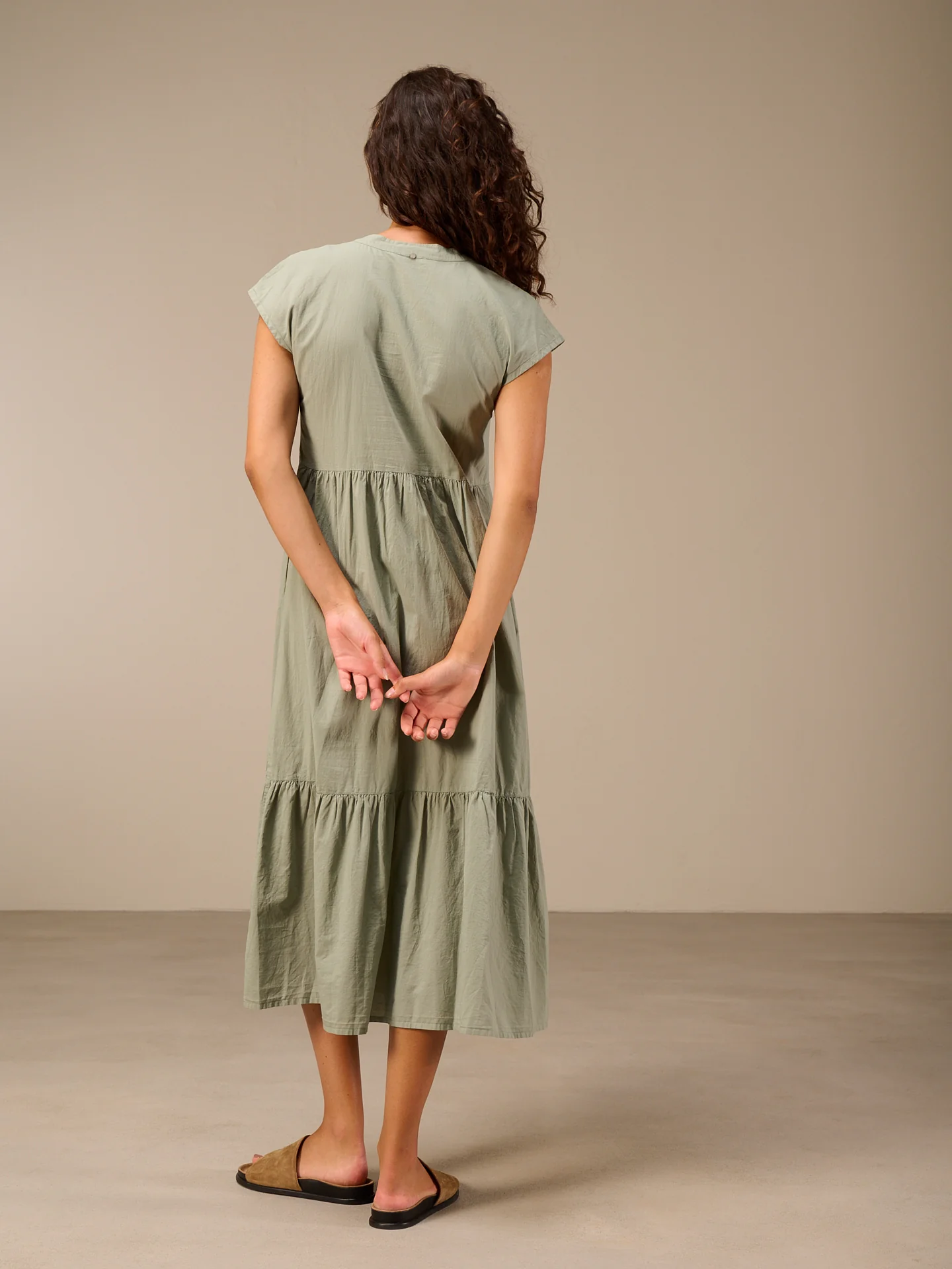 Kleid mit V-Ausschnitt - Image 11