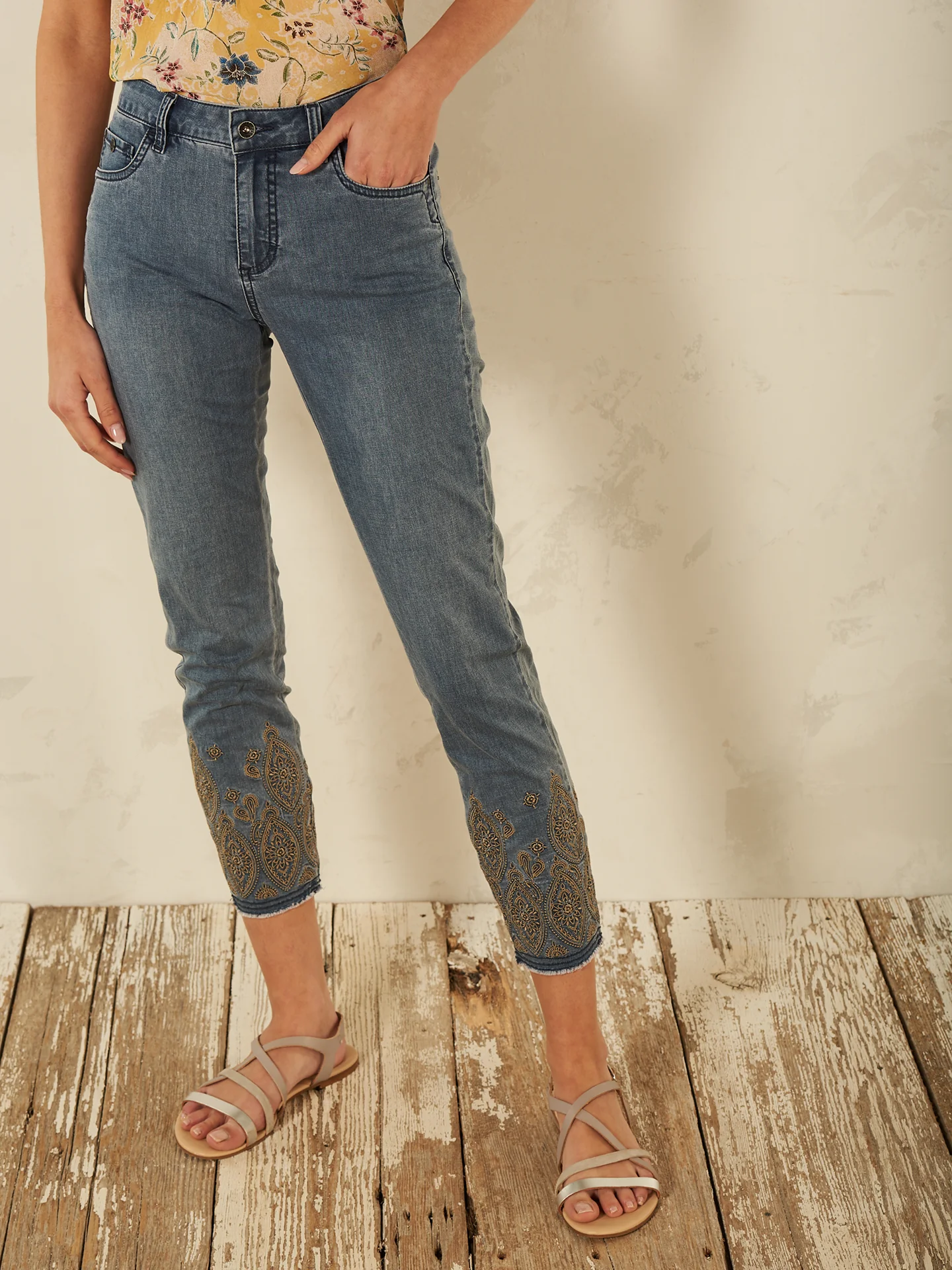 Jeans mit Stickerei