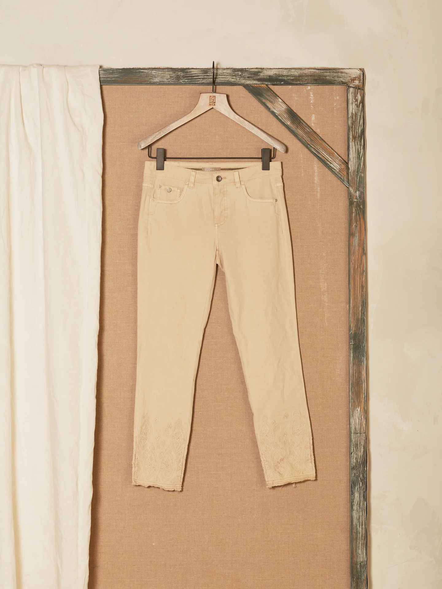 Jeans mit Stickerei - Image 11