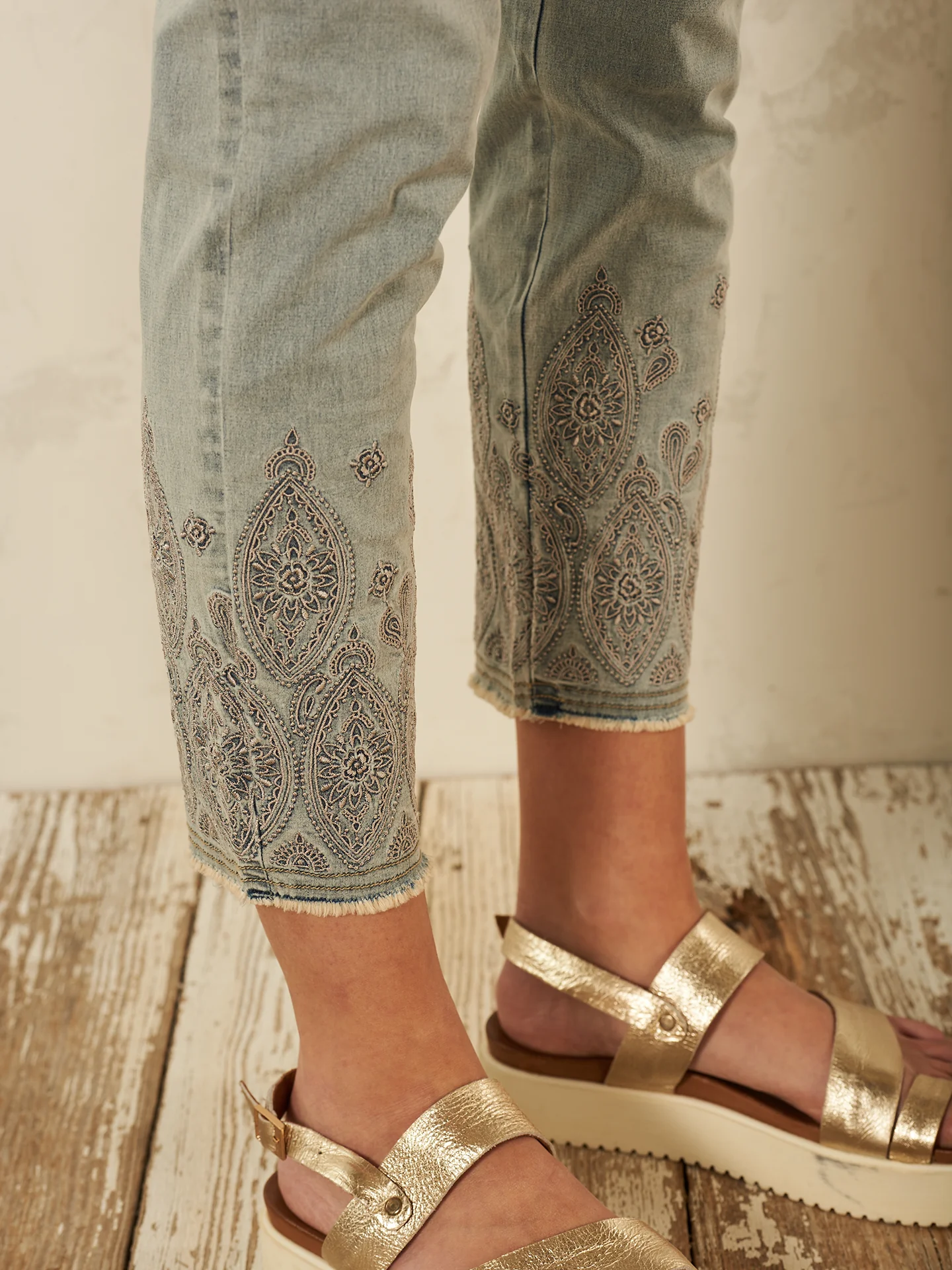 Jeans mit Stickerei - Image 14