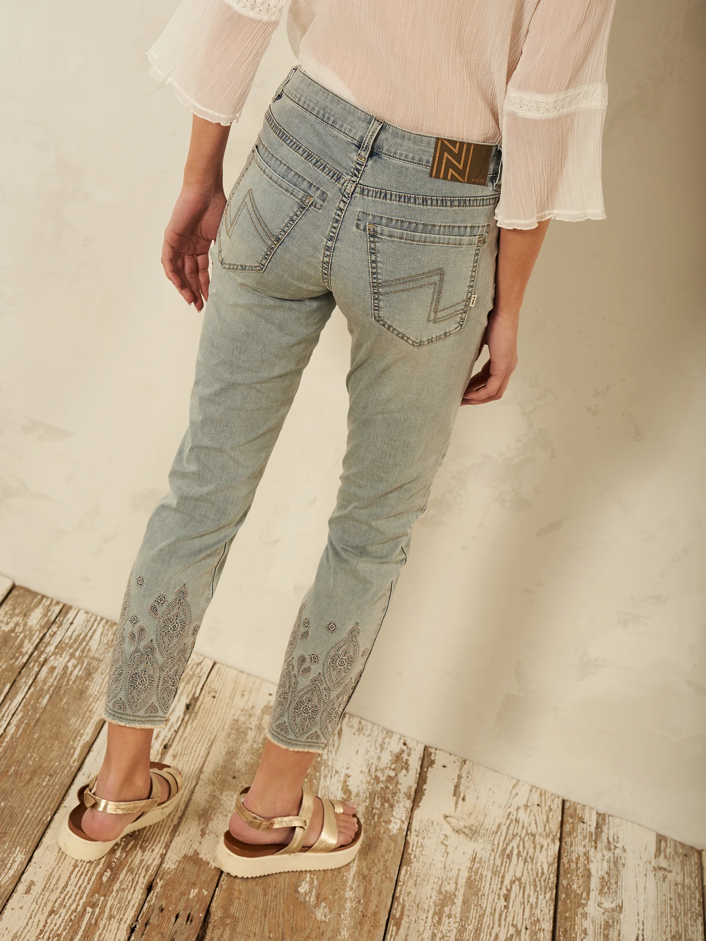 Jeans mit Stickerei - Image 15