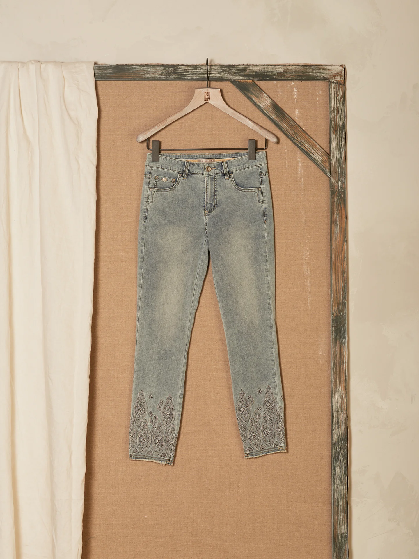 Jeans mit Stickerei - Image 17