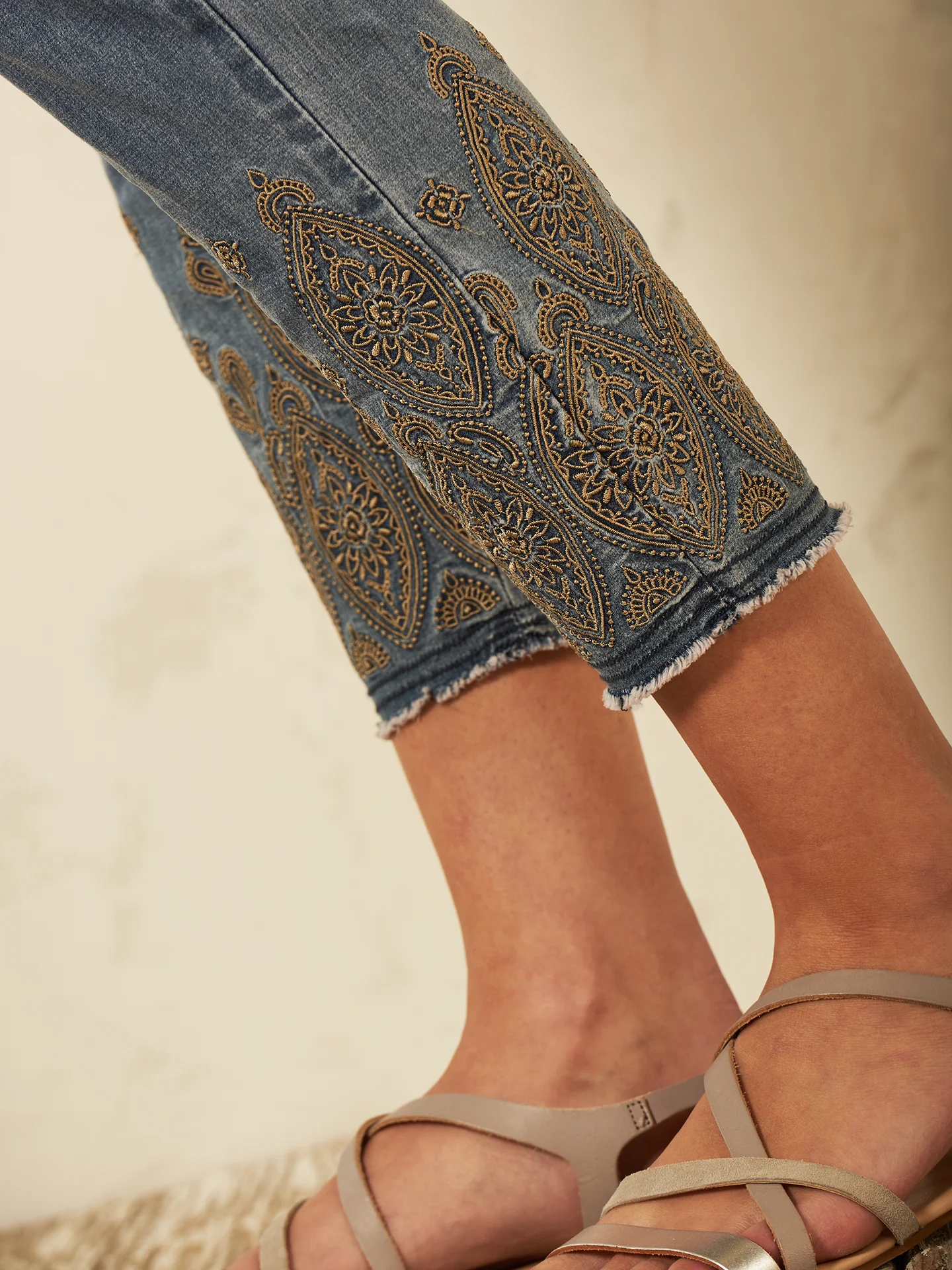 Jeans mit Stickerei - Image 2