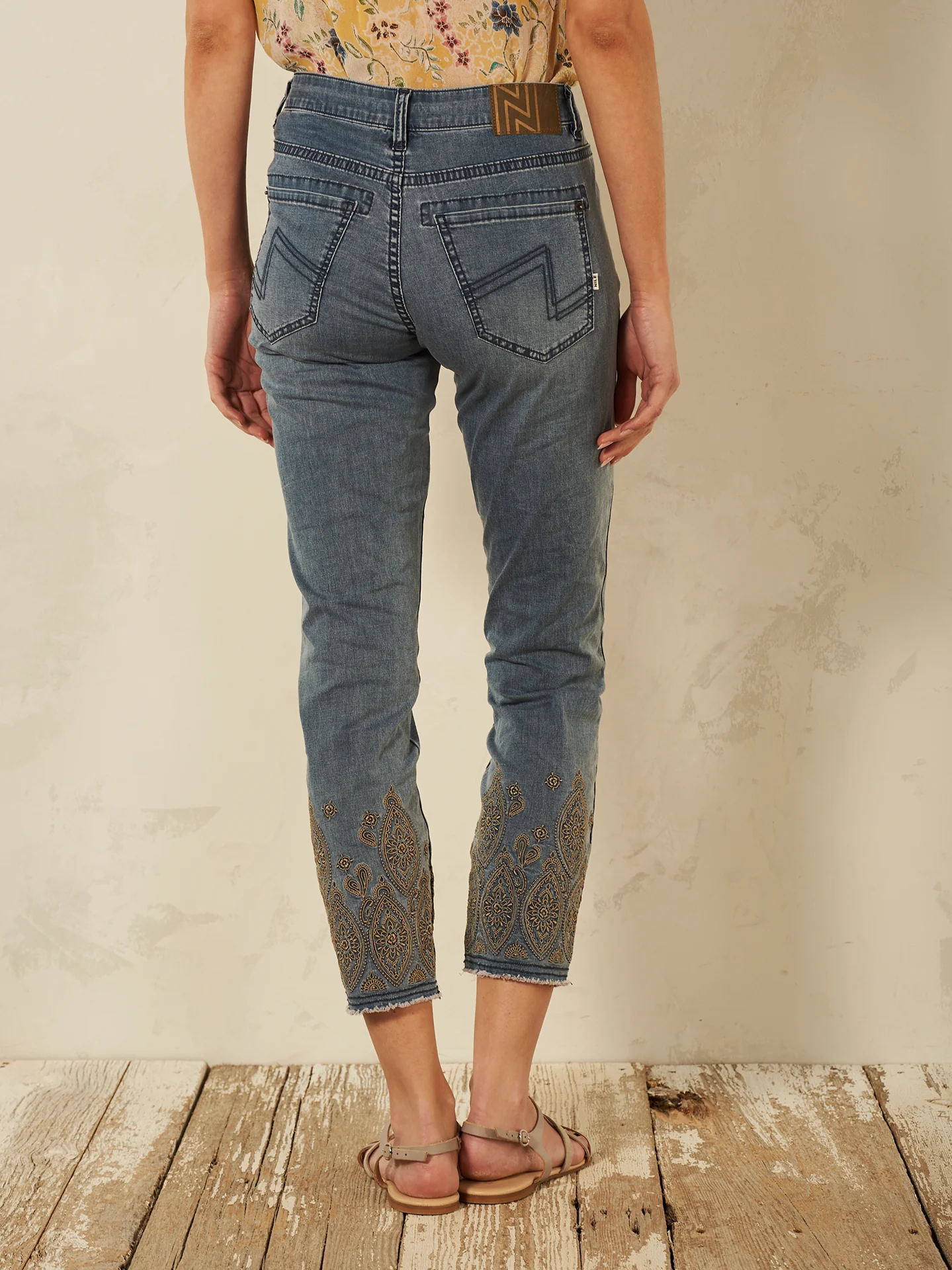 Jeans mit Stickerei - Image 3