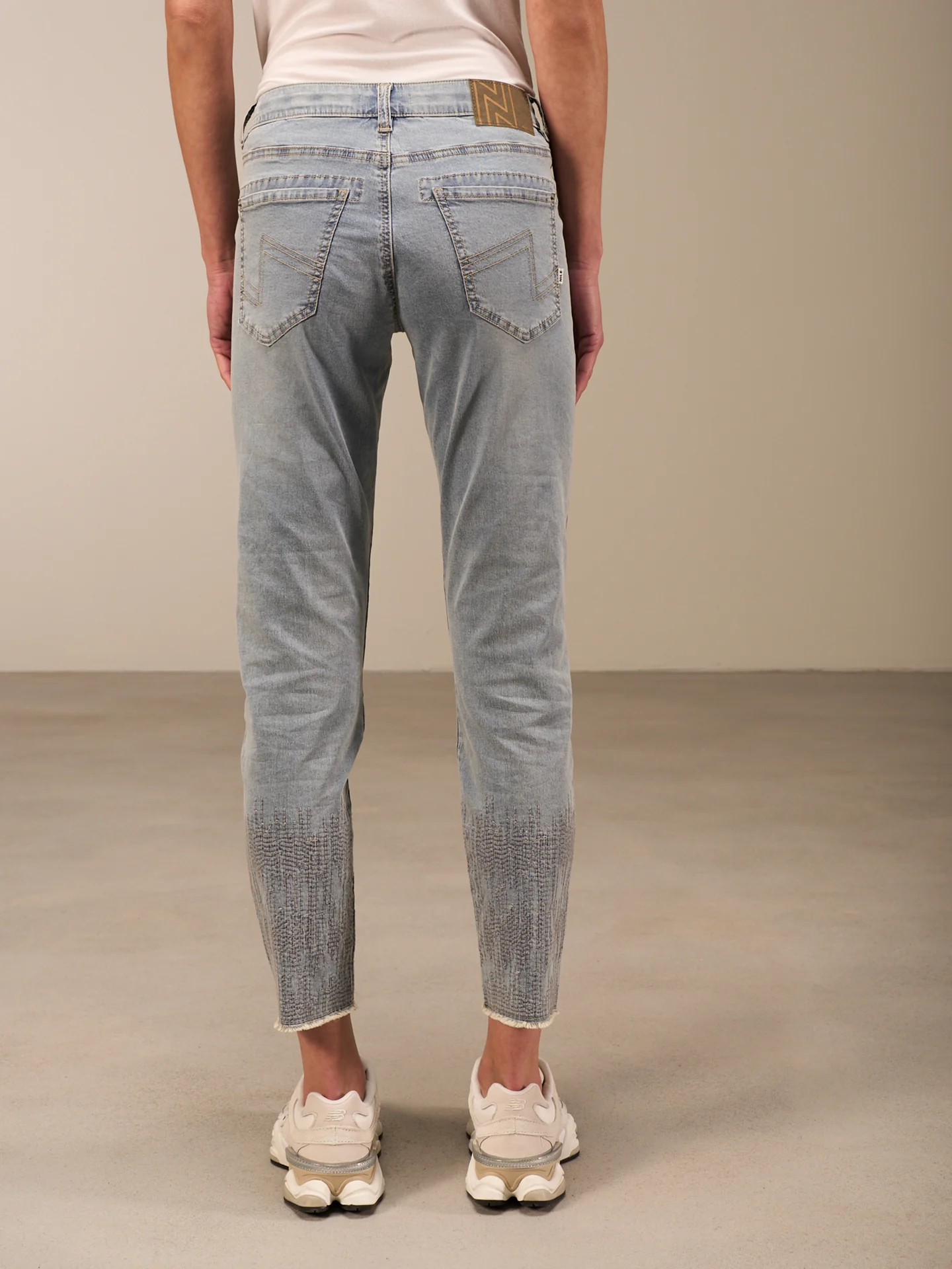Jeans mit Stickerei - Image 3