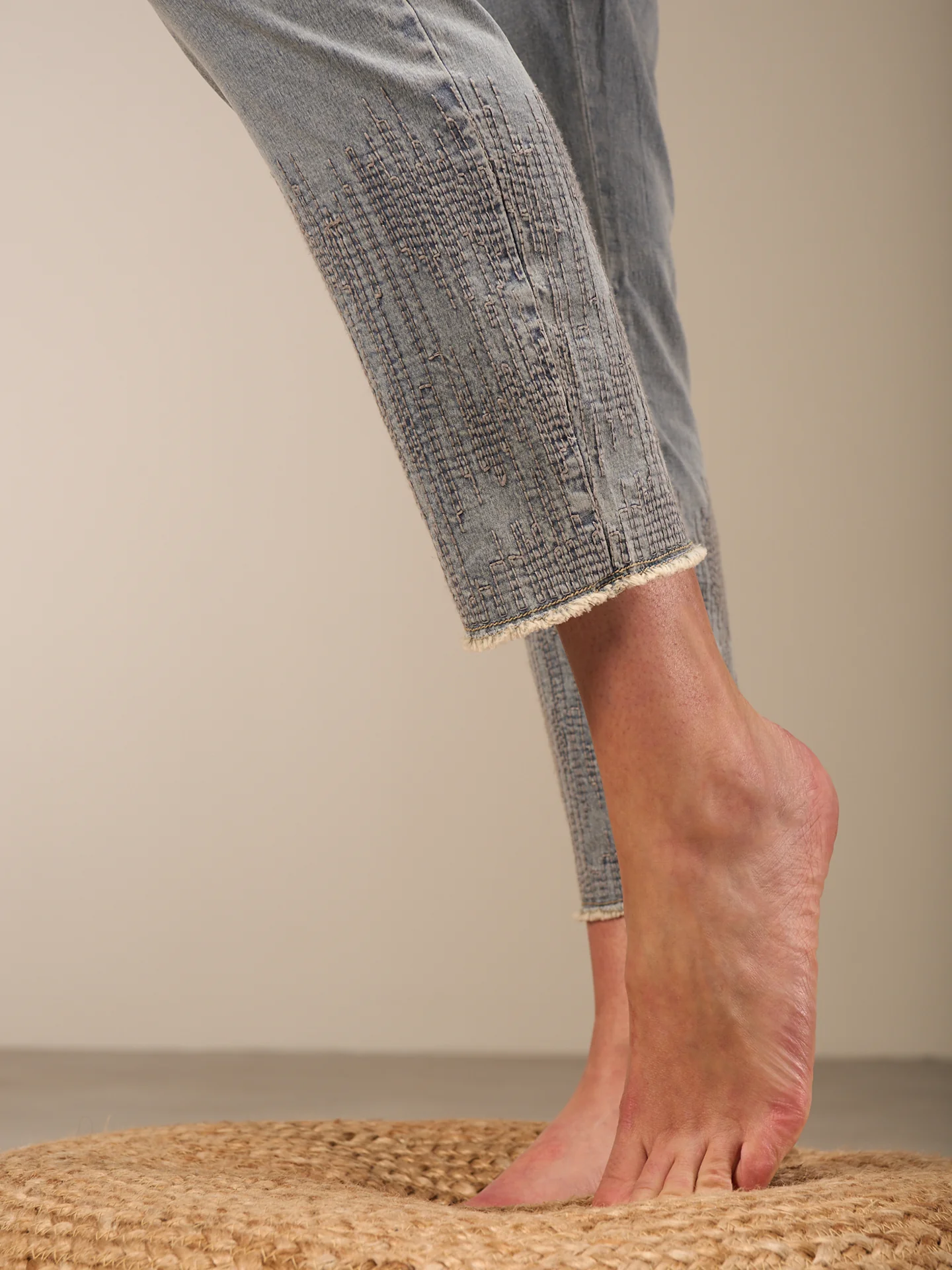Jeans mit Stickerei - Image 4