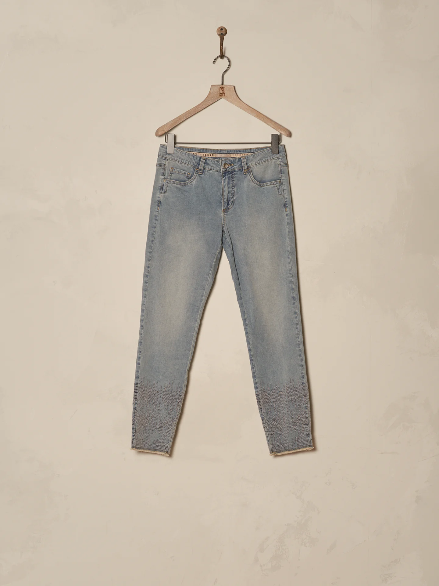 Jeans mit Stickerei - Image 5