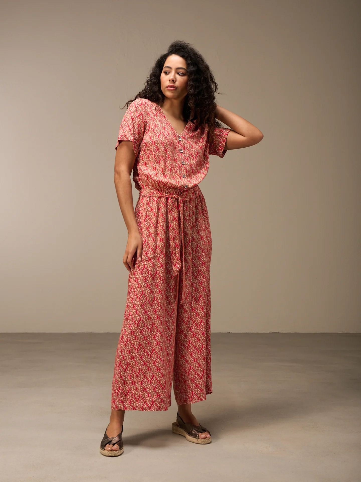 Jumpsuit mit V-Ausschnitt - Image 12