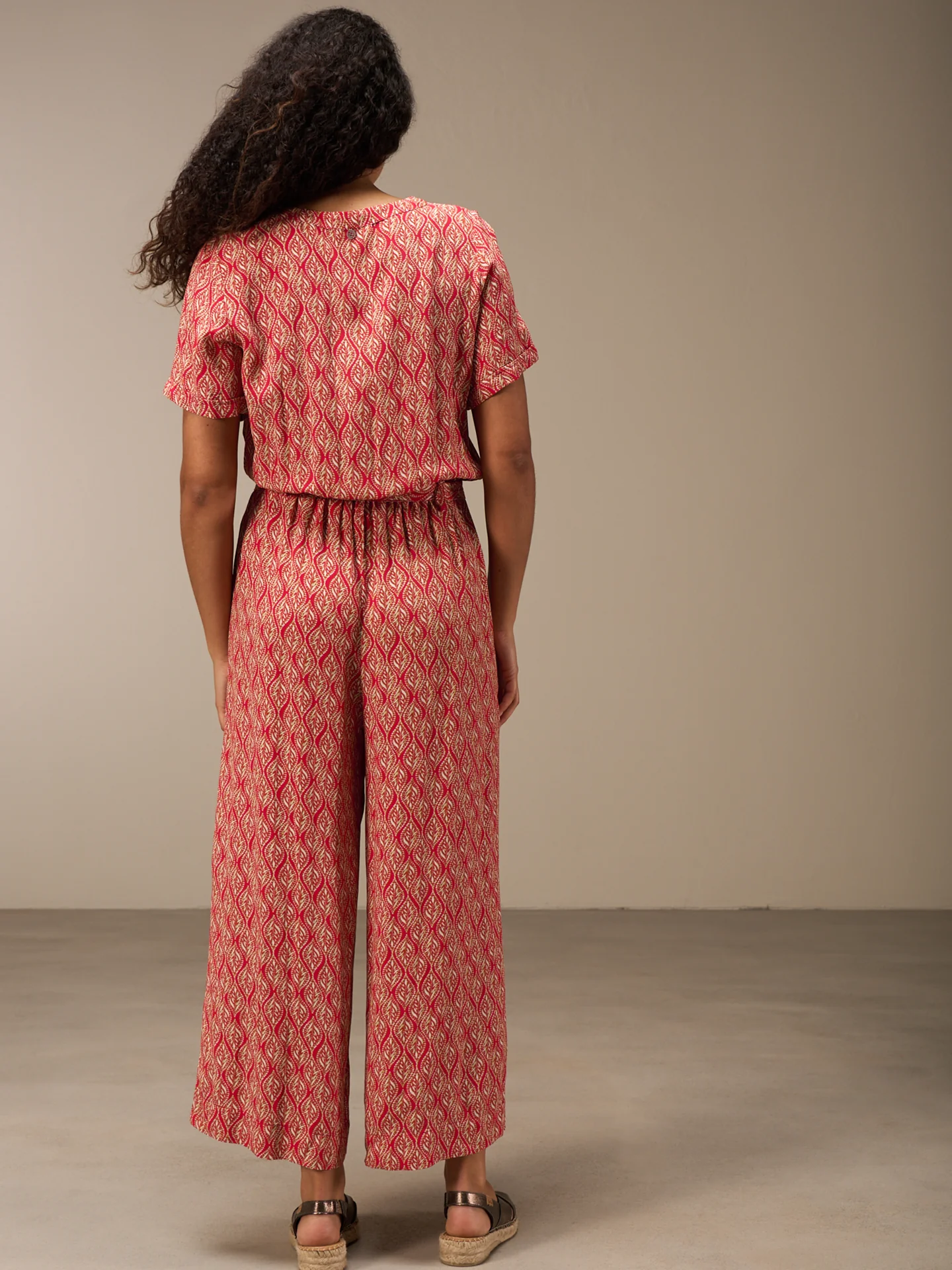 Jumpsuit mit V-Ausschnitt - Image 15