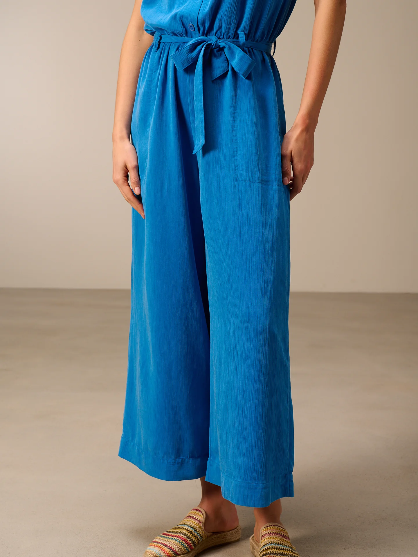 Jumpsuit mit Gürtel - Image 10