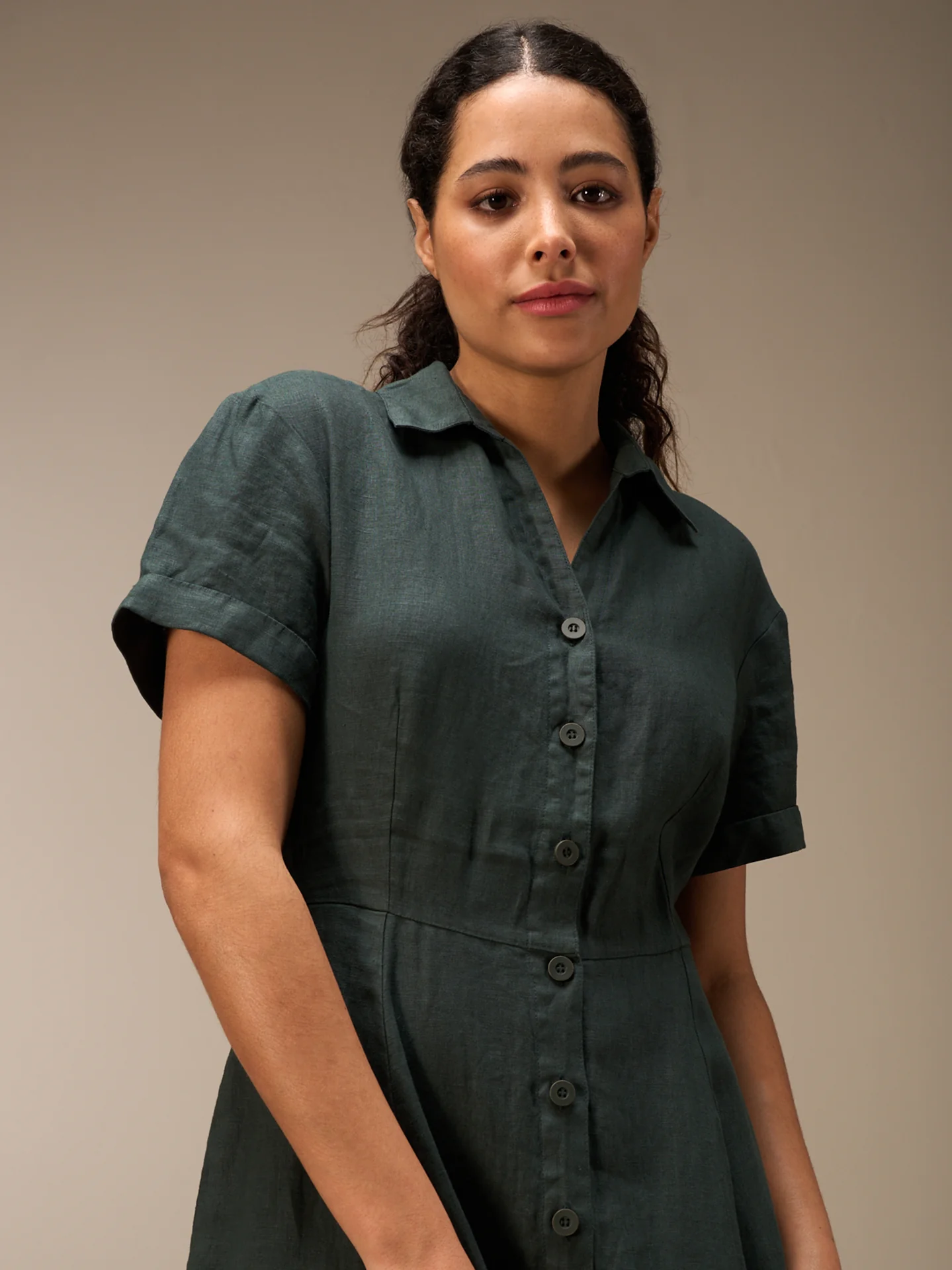 Kleid mit Knopfverschluss - Image 11