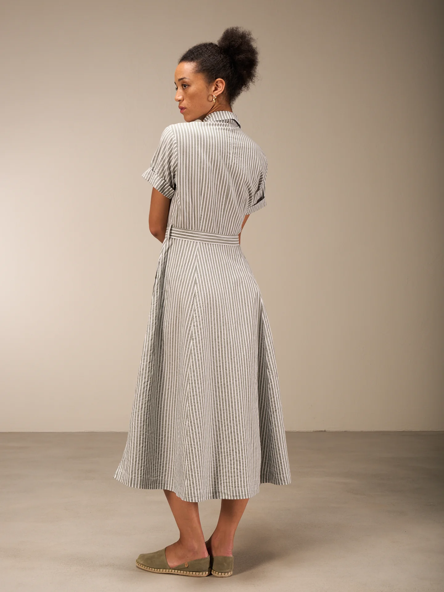 Kleid mit Knopfverschluss - Image 4
