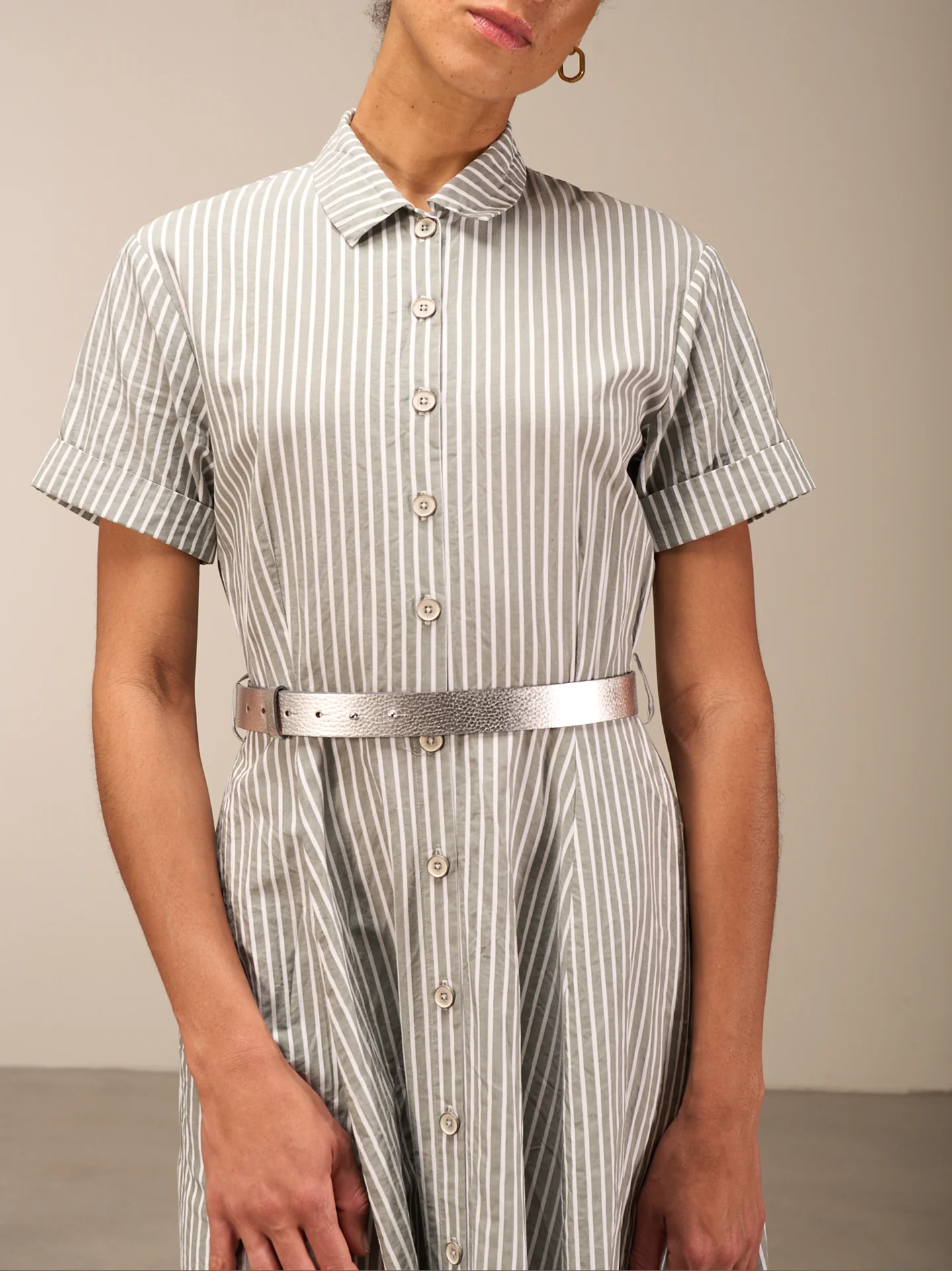 Kleid mit Knopfverschluss - Image 5