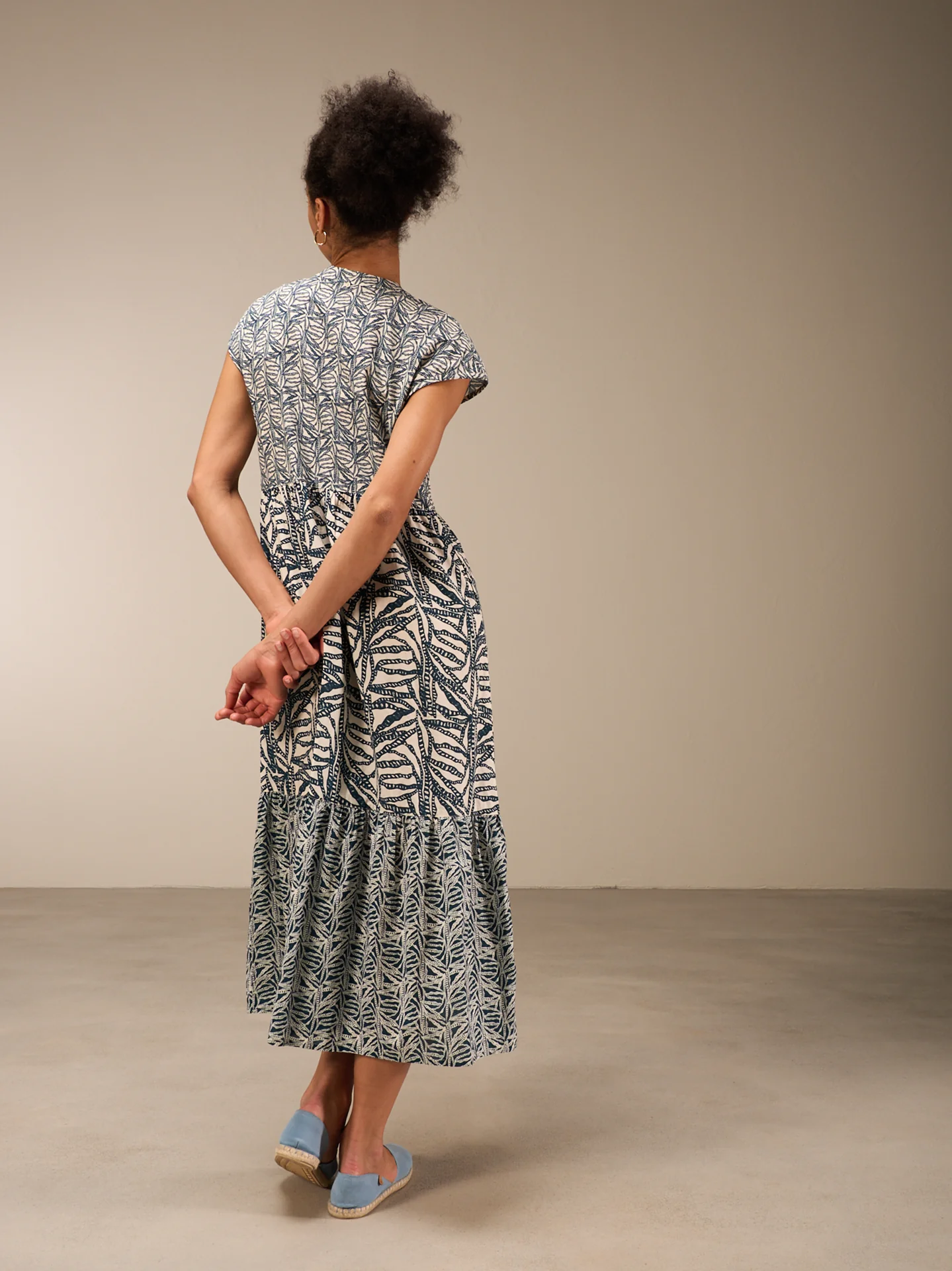 Kleid mit V-Ausschnitt - Image 10